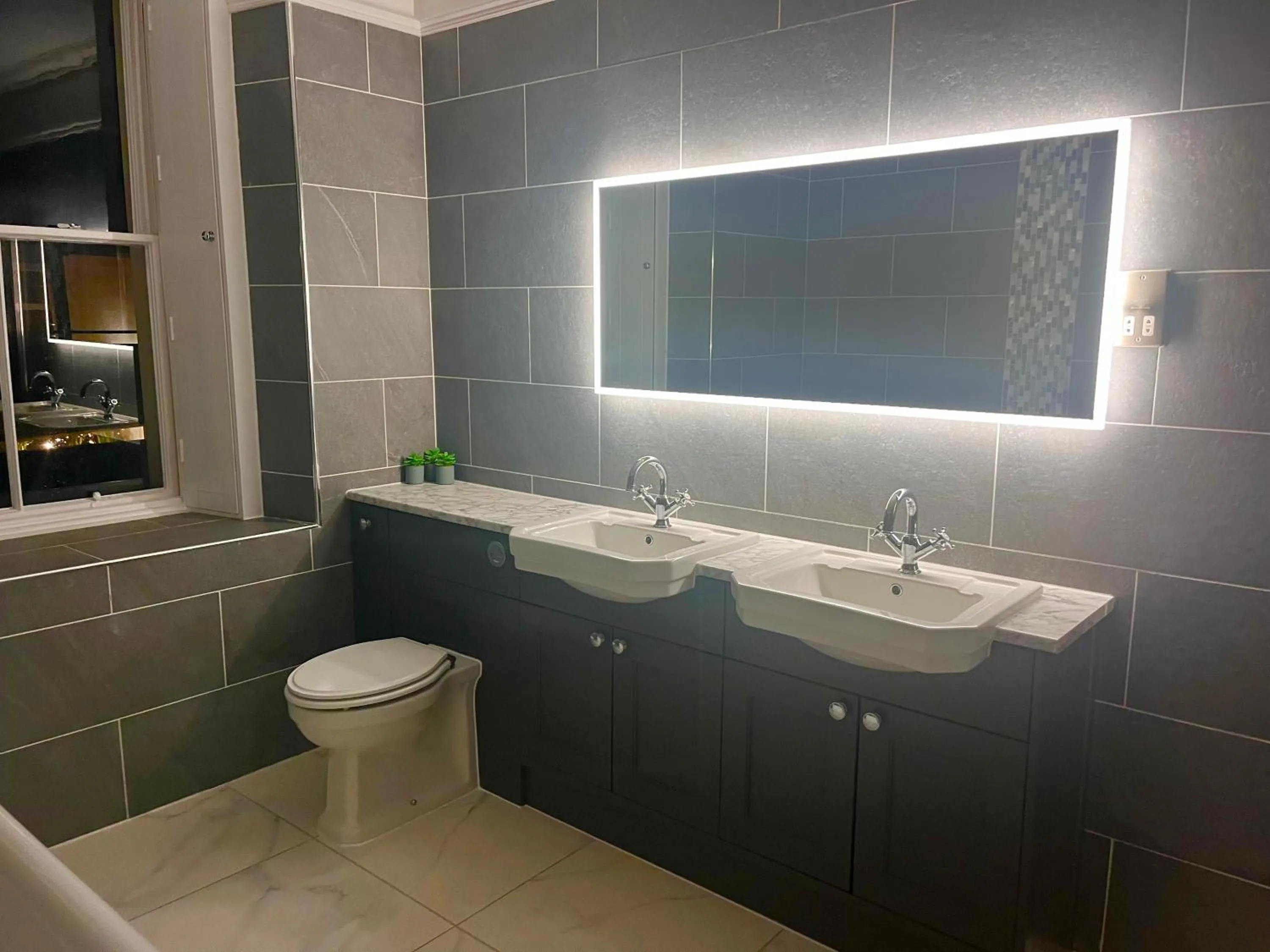 Toilet in Kings Arms Hotel