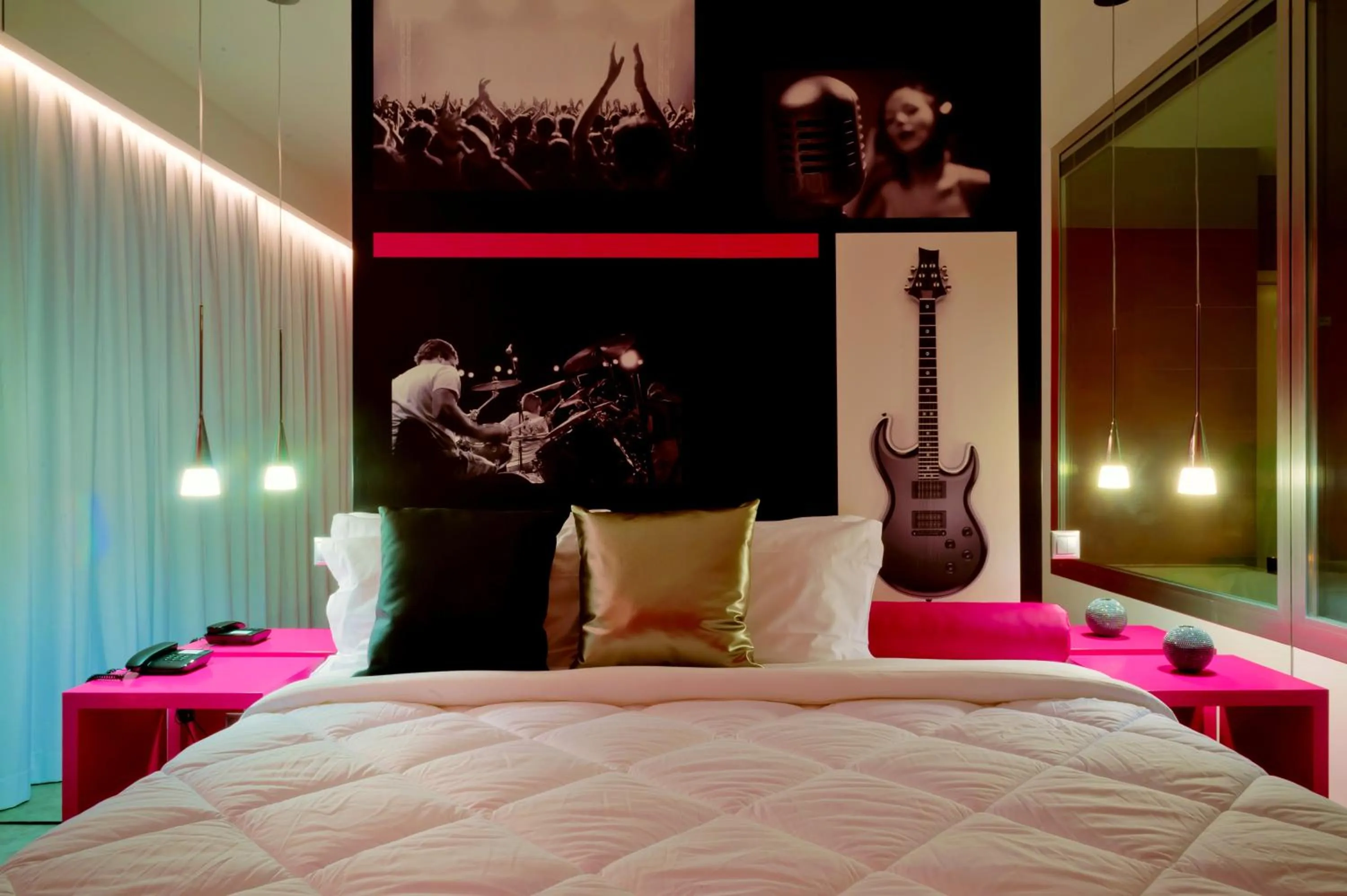 Bedroom, Bed in Vinyl M Hotel - Adults Only