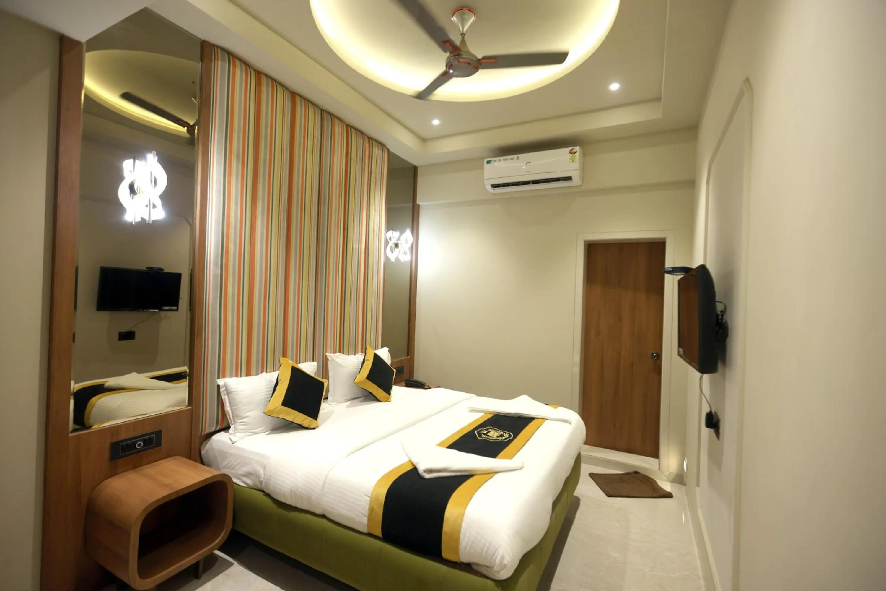 Communal lounge/ TV room, Bed in Hotel A R Paradise