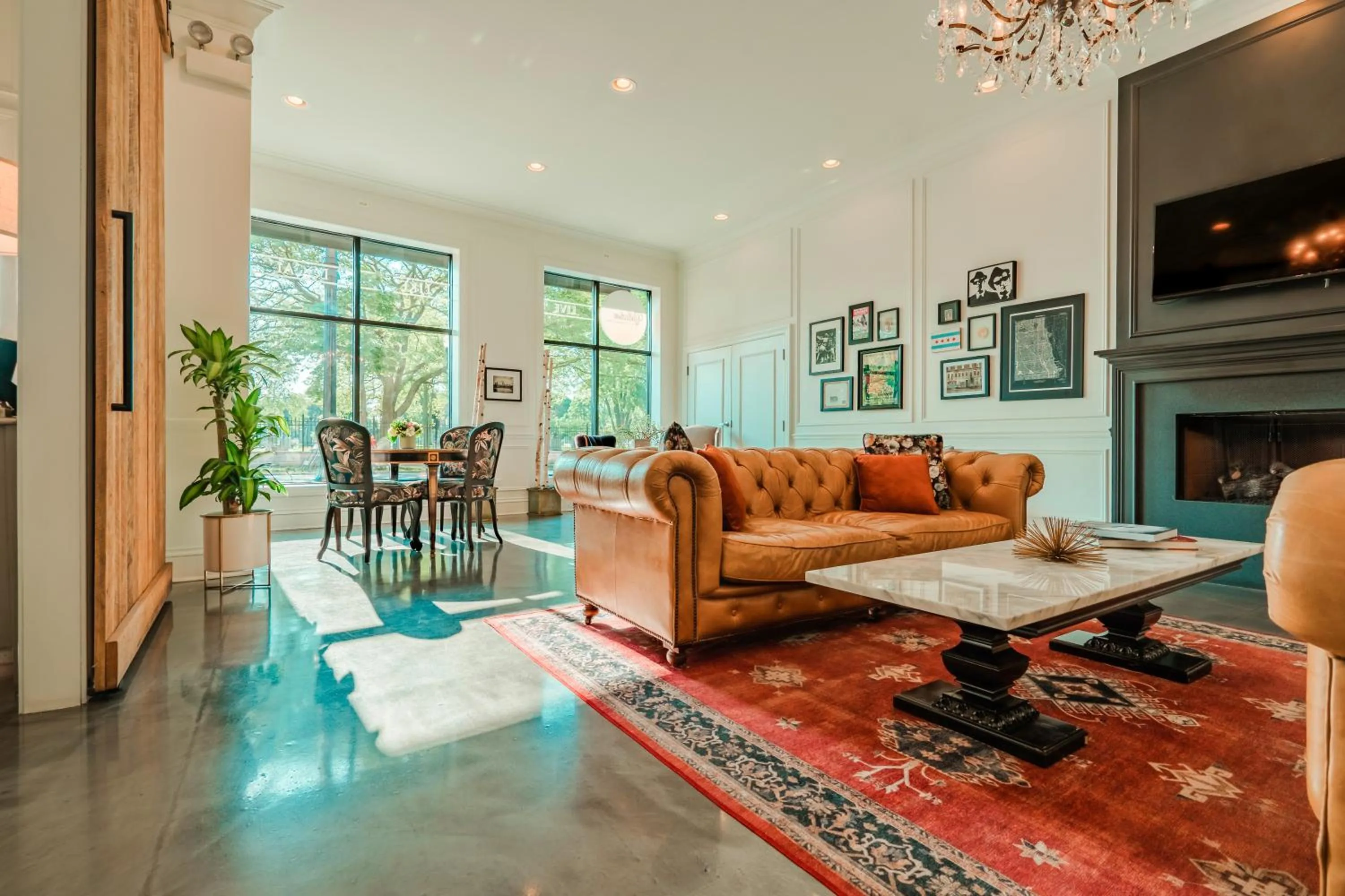 Communal lounge/ TV room in The Guesthouse Hotel