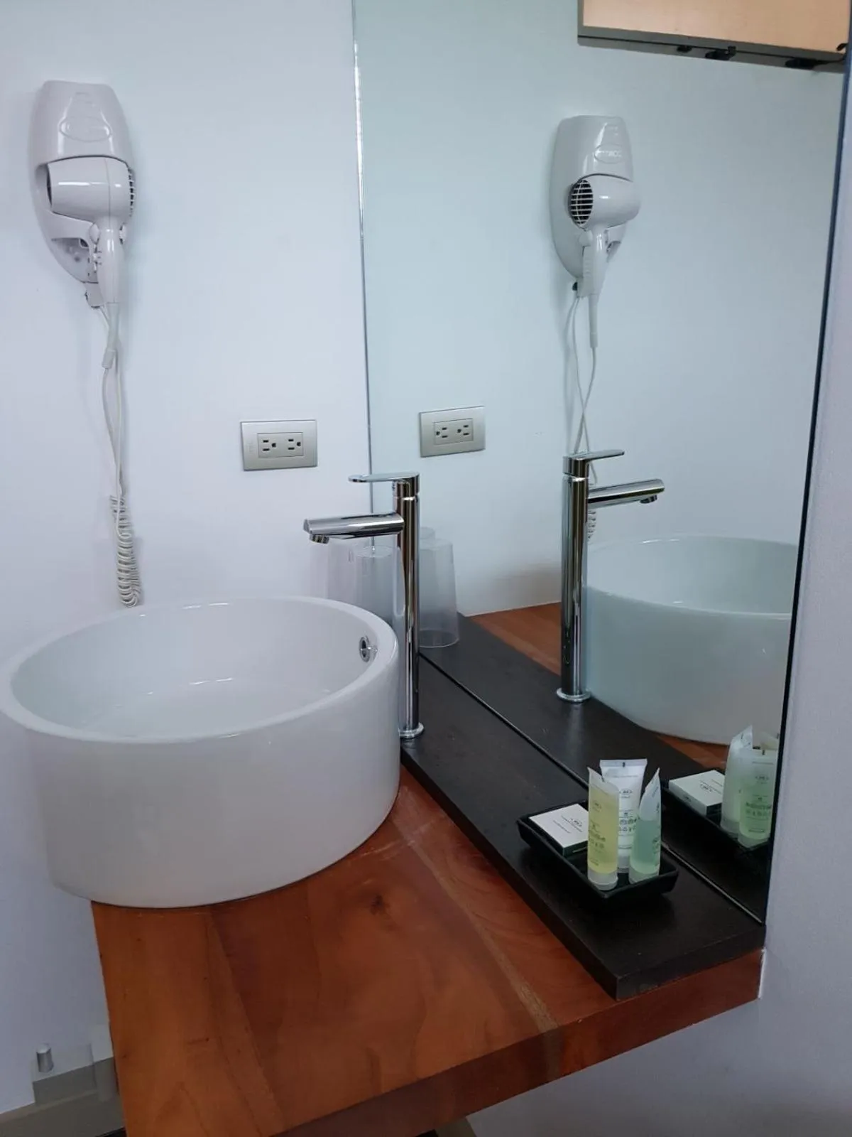 Bathroom in La Vela Boutique Hotel