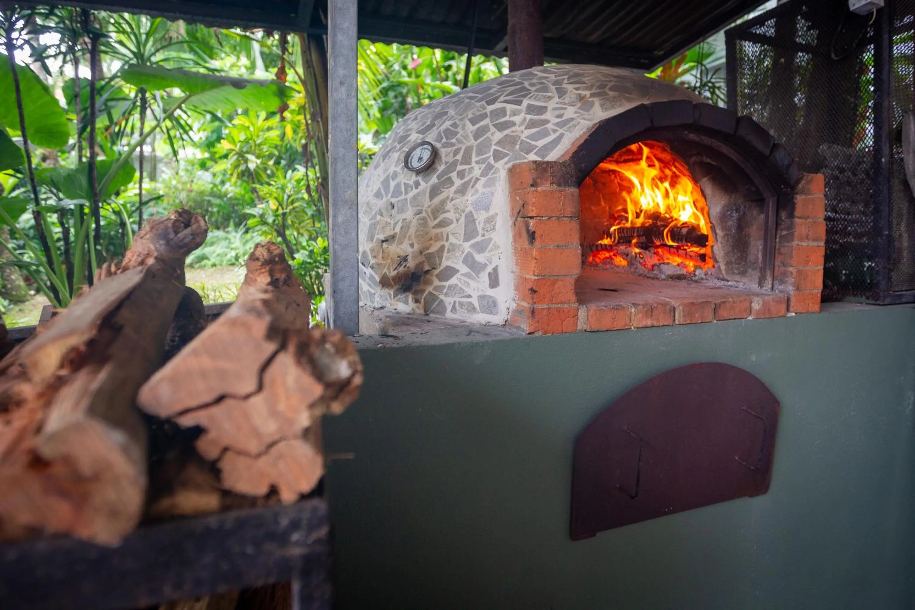 Restaurant/places to eat in La Vela Boutique Hotel