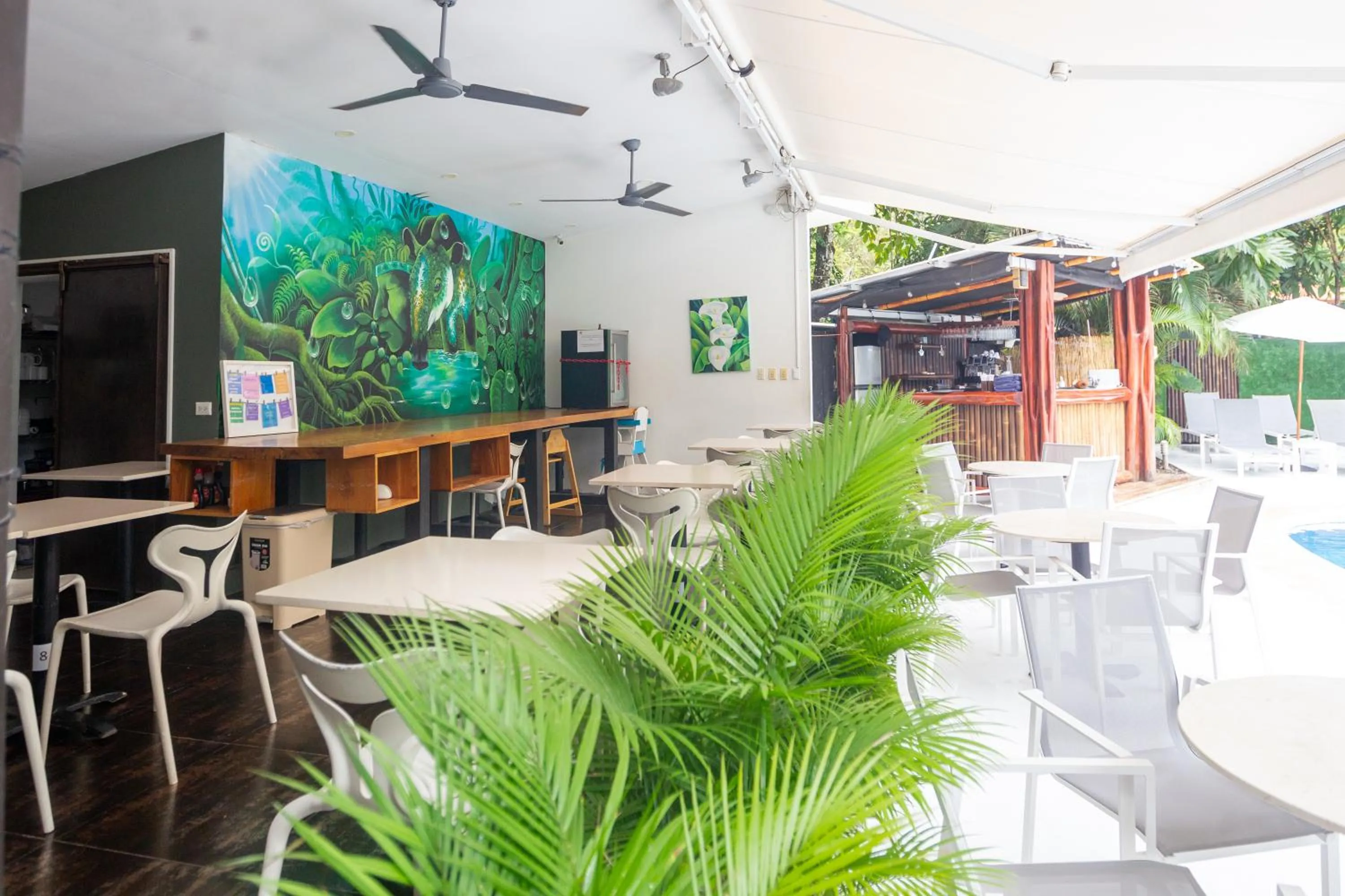 Restaurant/places to eat in La Vela Boutique Hotel