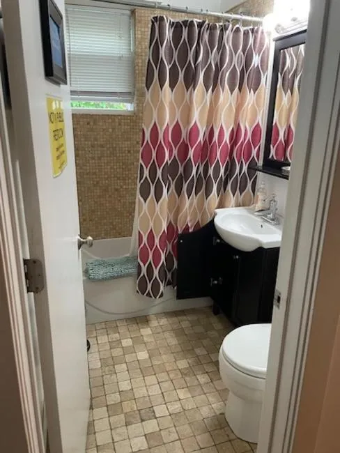 Bathroom in Ray's Bucktown Bed and Breakfast