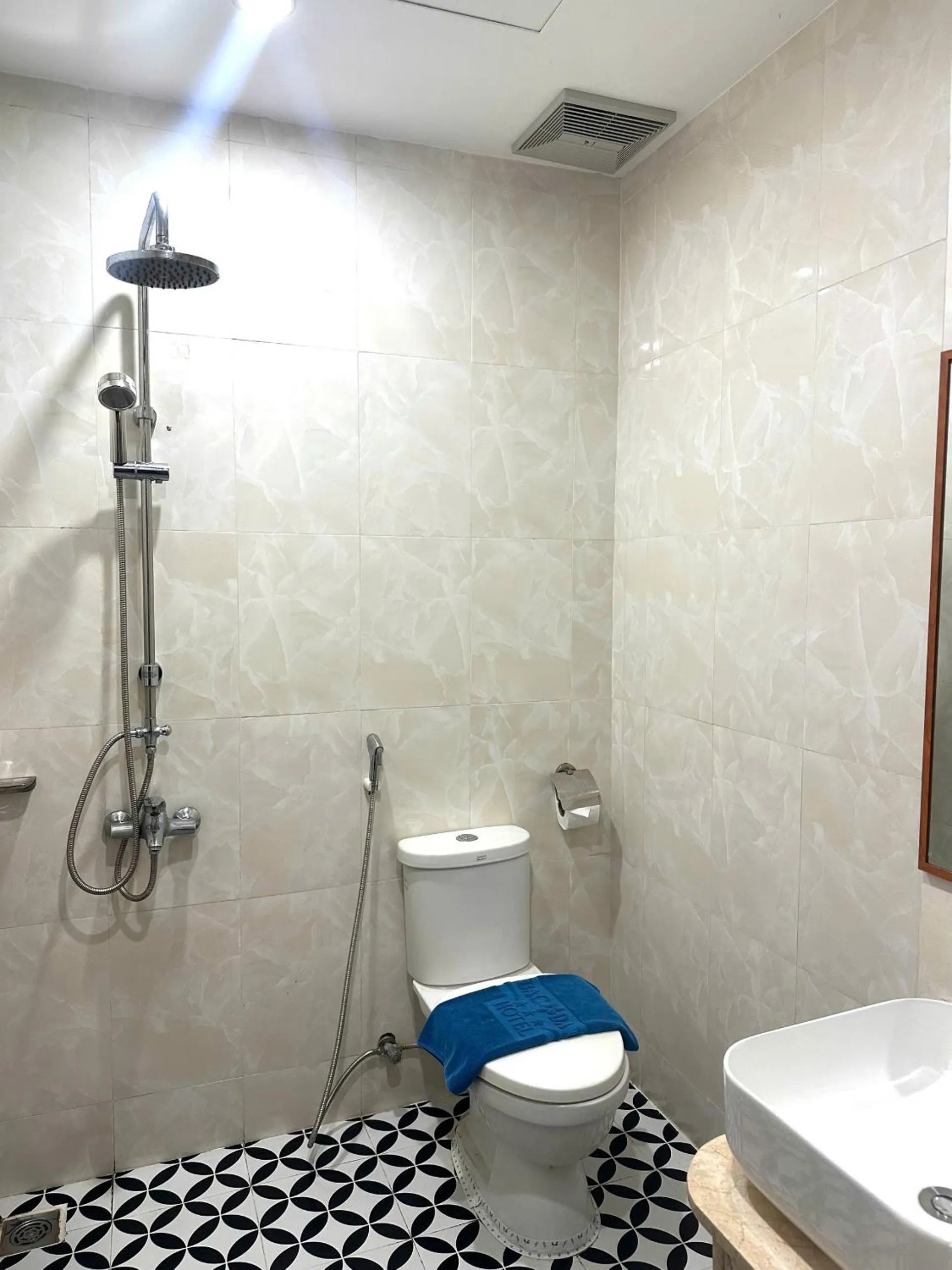 Toilet in Tay Bac Hotel Da Nang