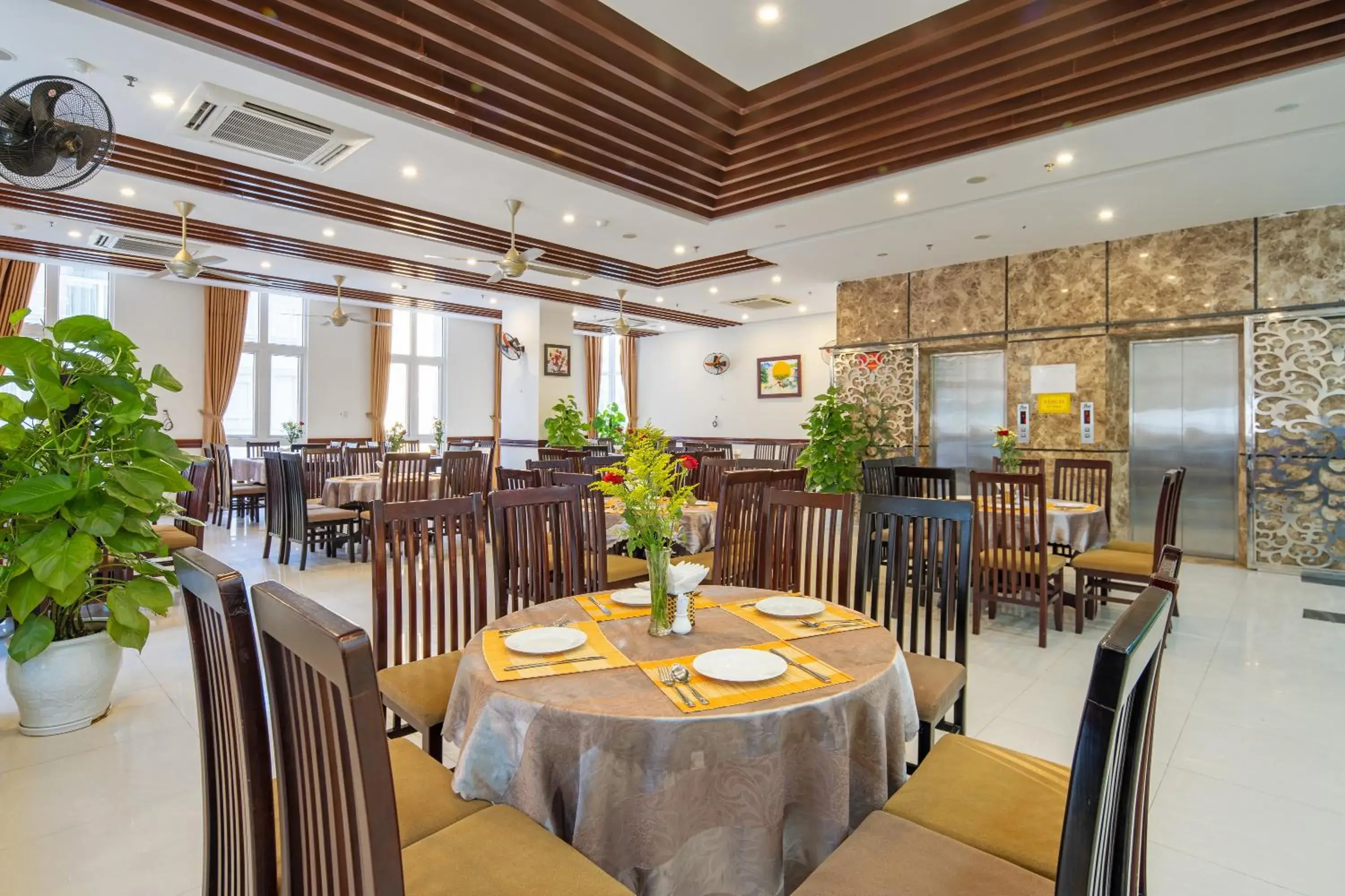Restaurant/places to eat in Tay Bac Hotel Da Nang Restaurant/places to eat in Tay Bac Hotel Da Nang