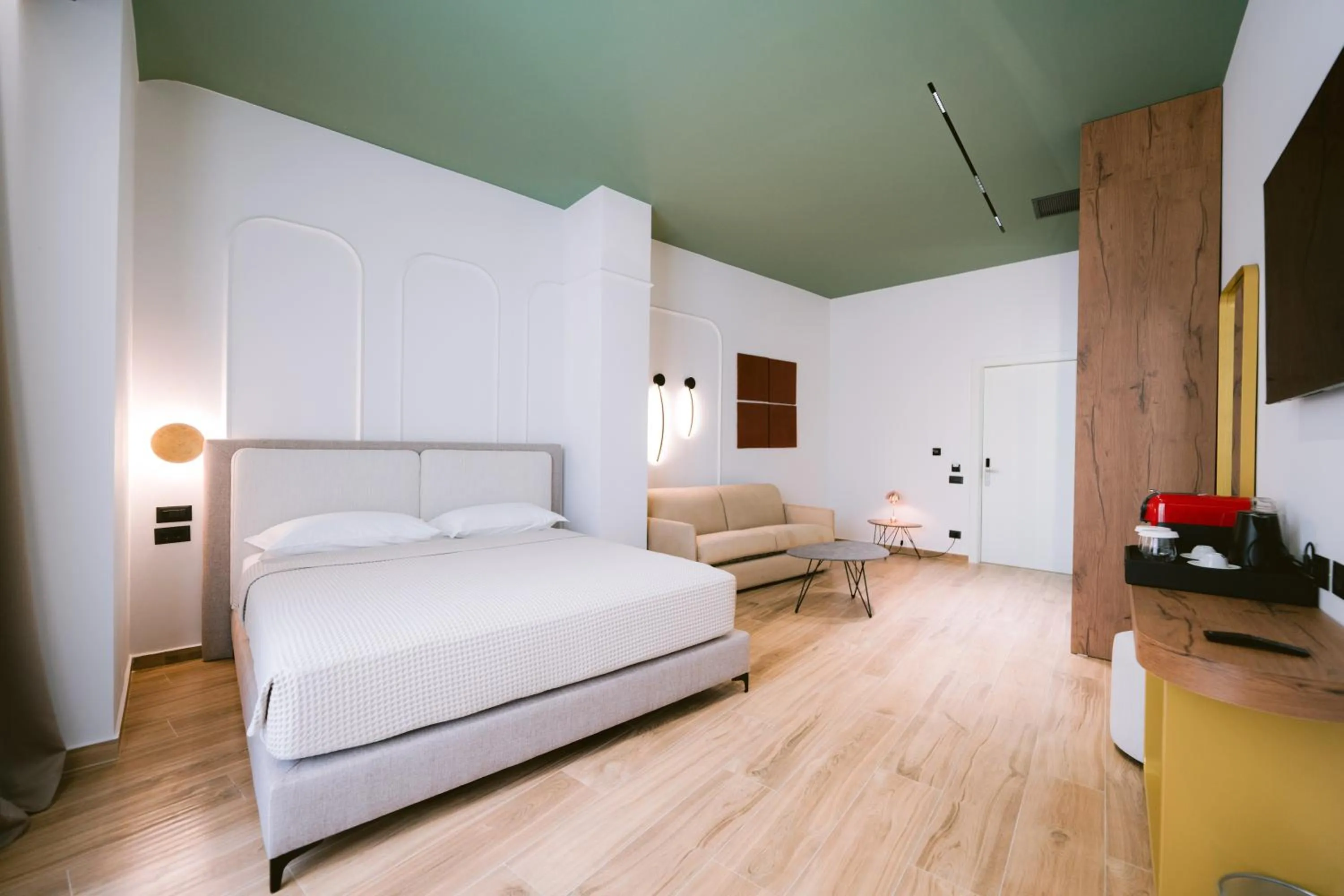 TV and multimedia, Bed in Noemie Hotel