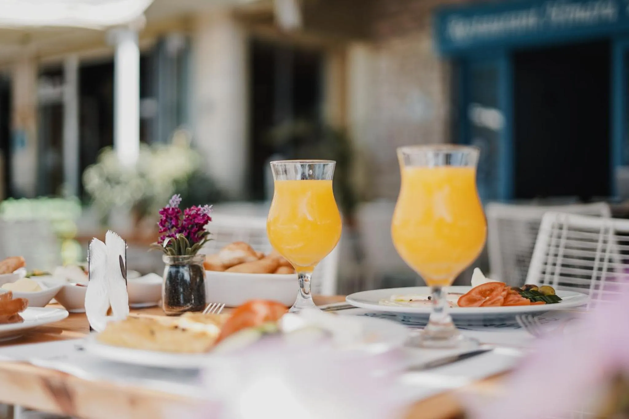 Food and drinks in Noemie Hotel