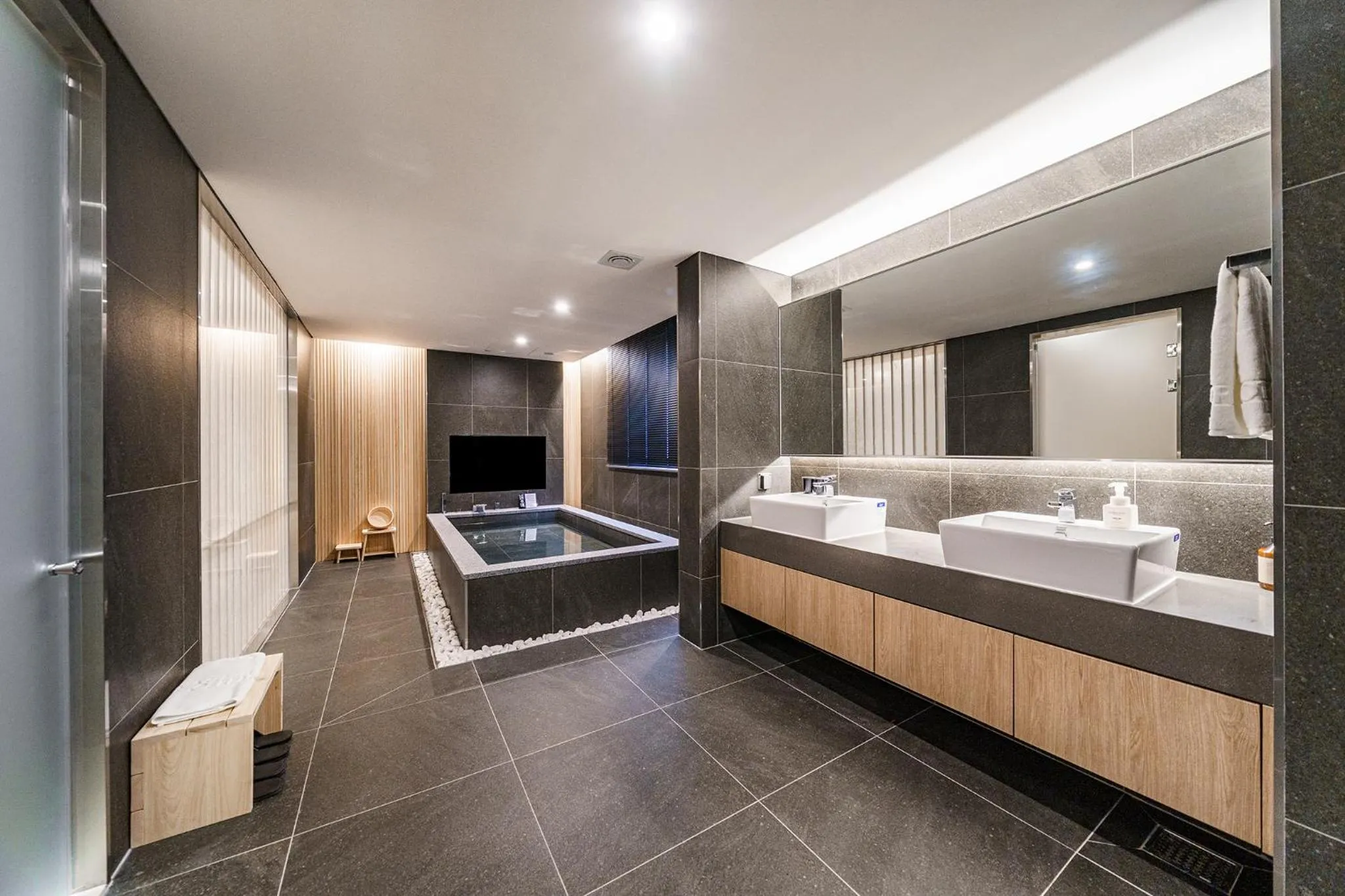 Bathroom, Bed in Hotel Foret The Spa