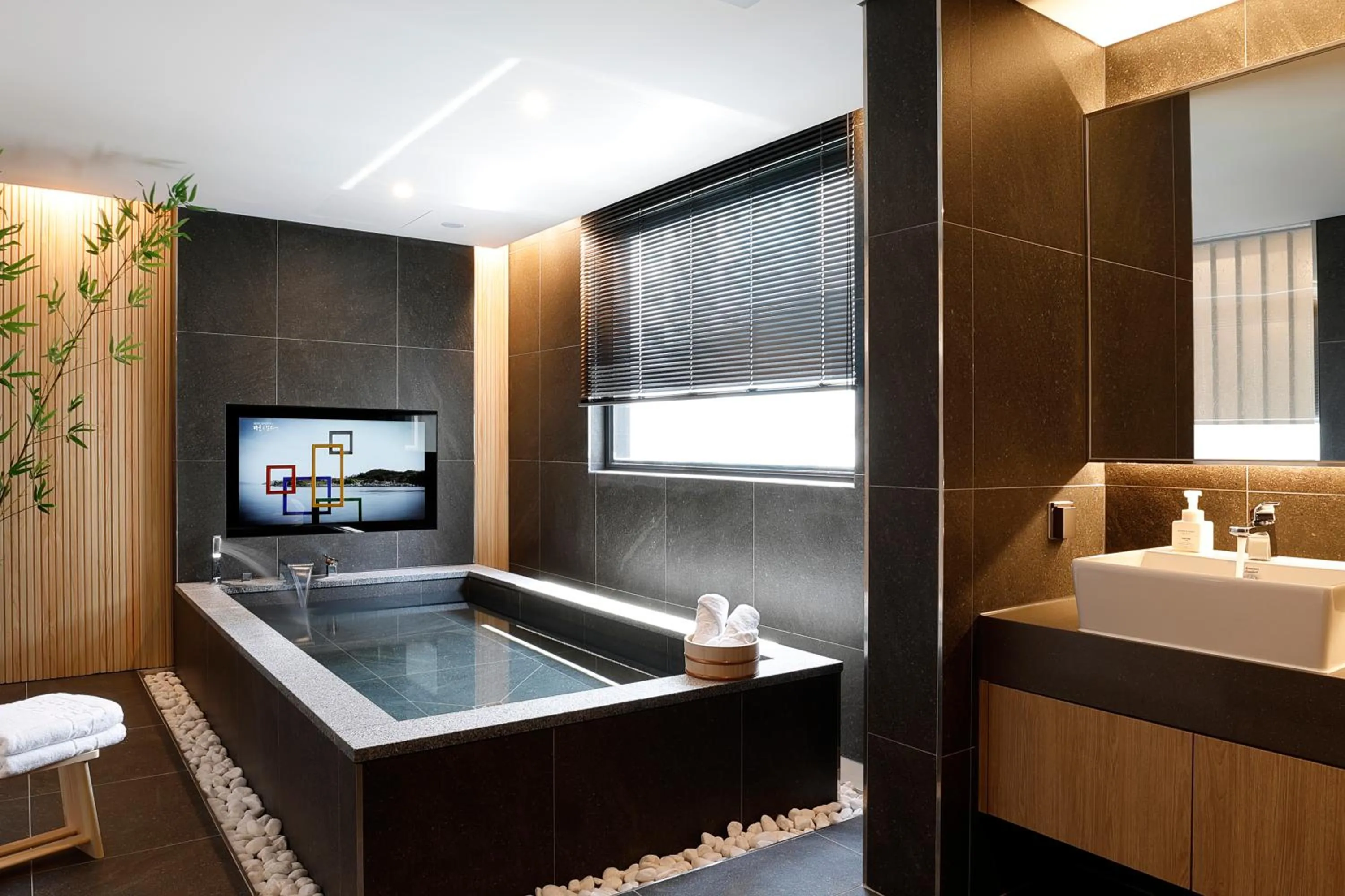 Hot Tub, Bed in Hotel Foret The Spa