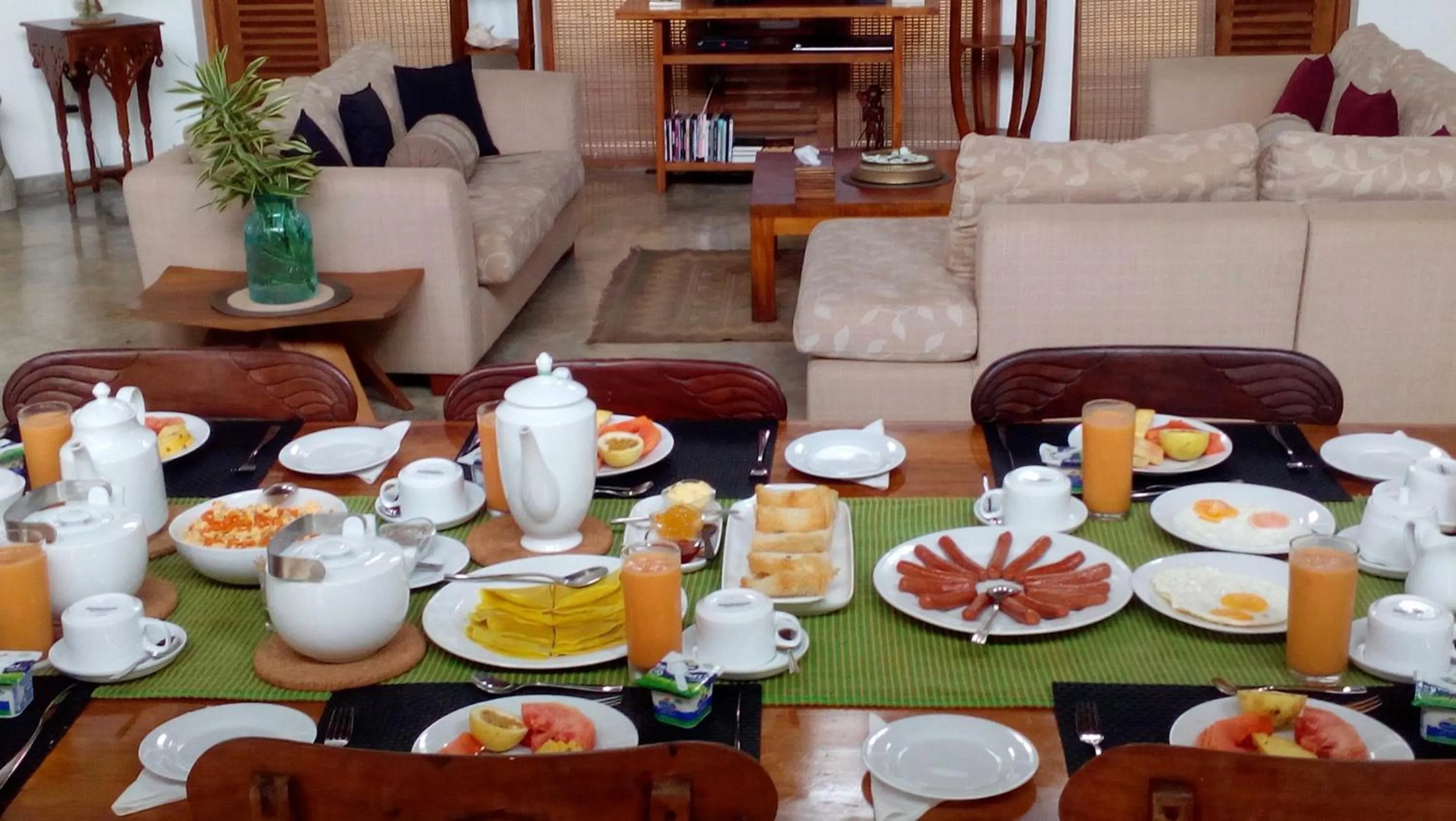 Food and drinks in Highland Villa