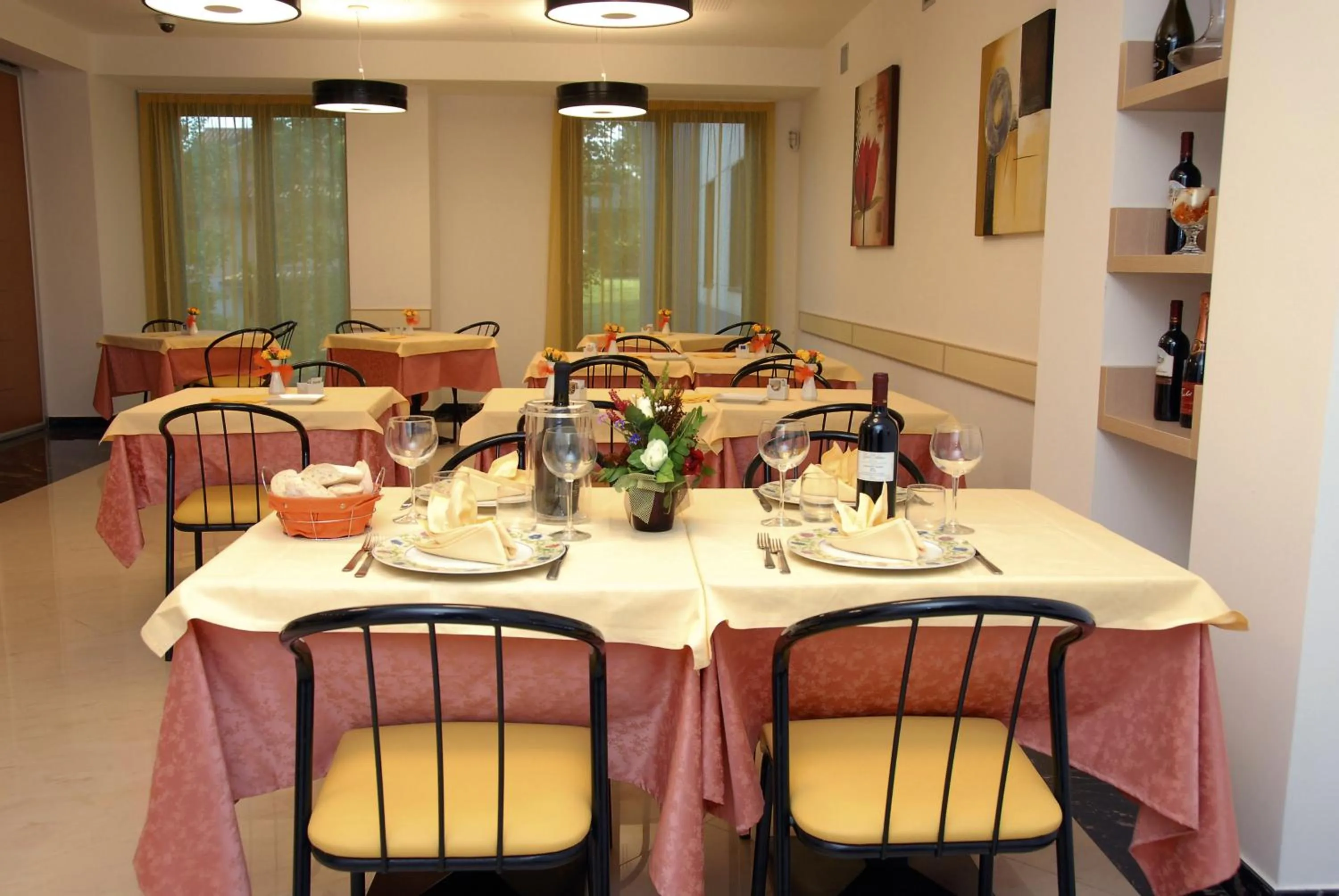 Restaurant/places to eat in Groane Hotel Residence