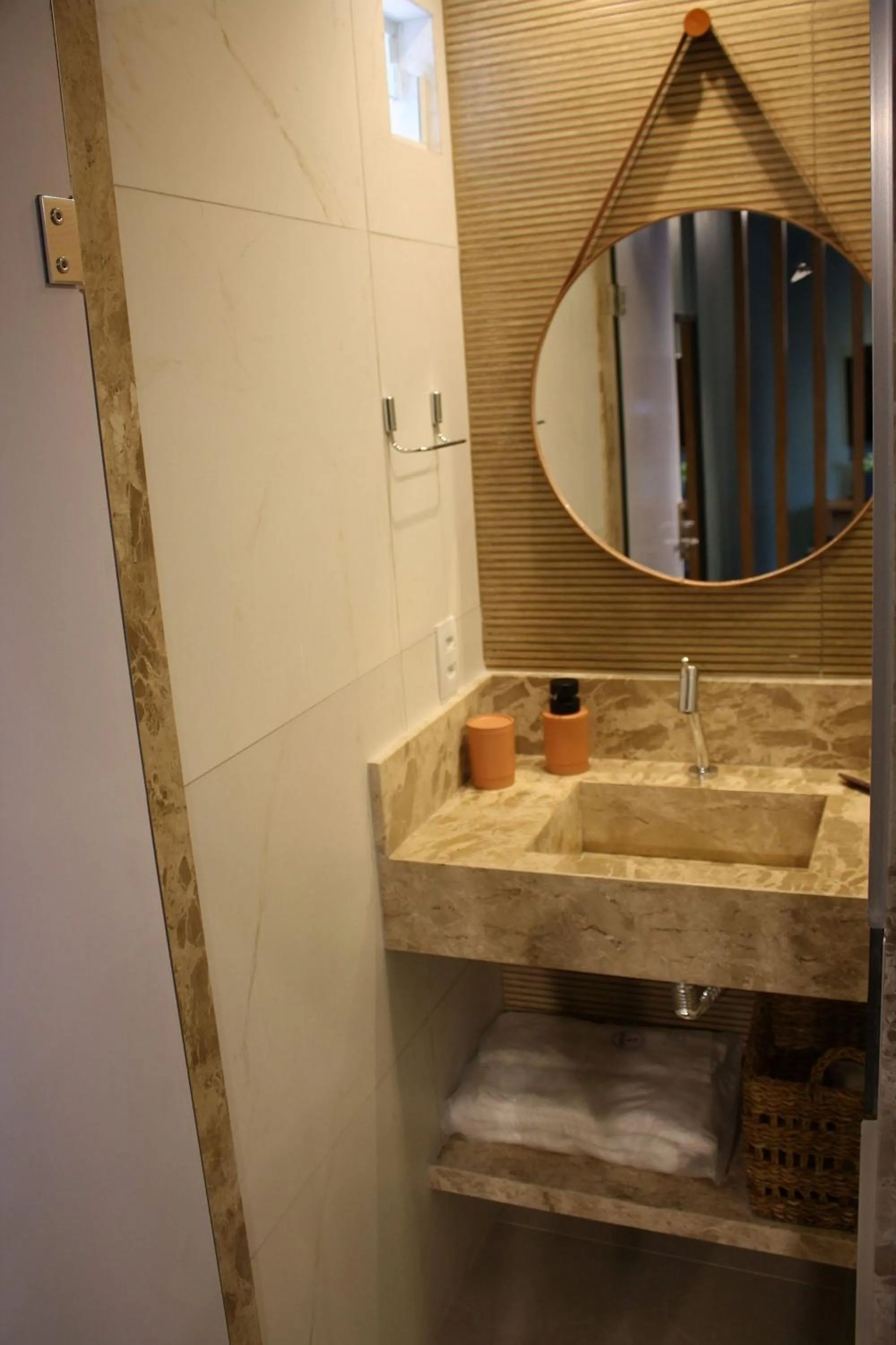 Bathroom in Flat CLN 105 Asa Norte by CentoEdez