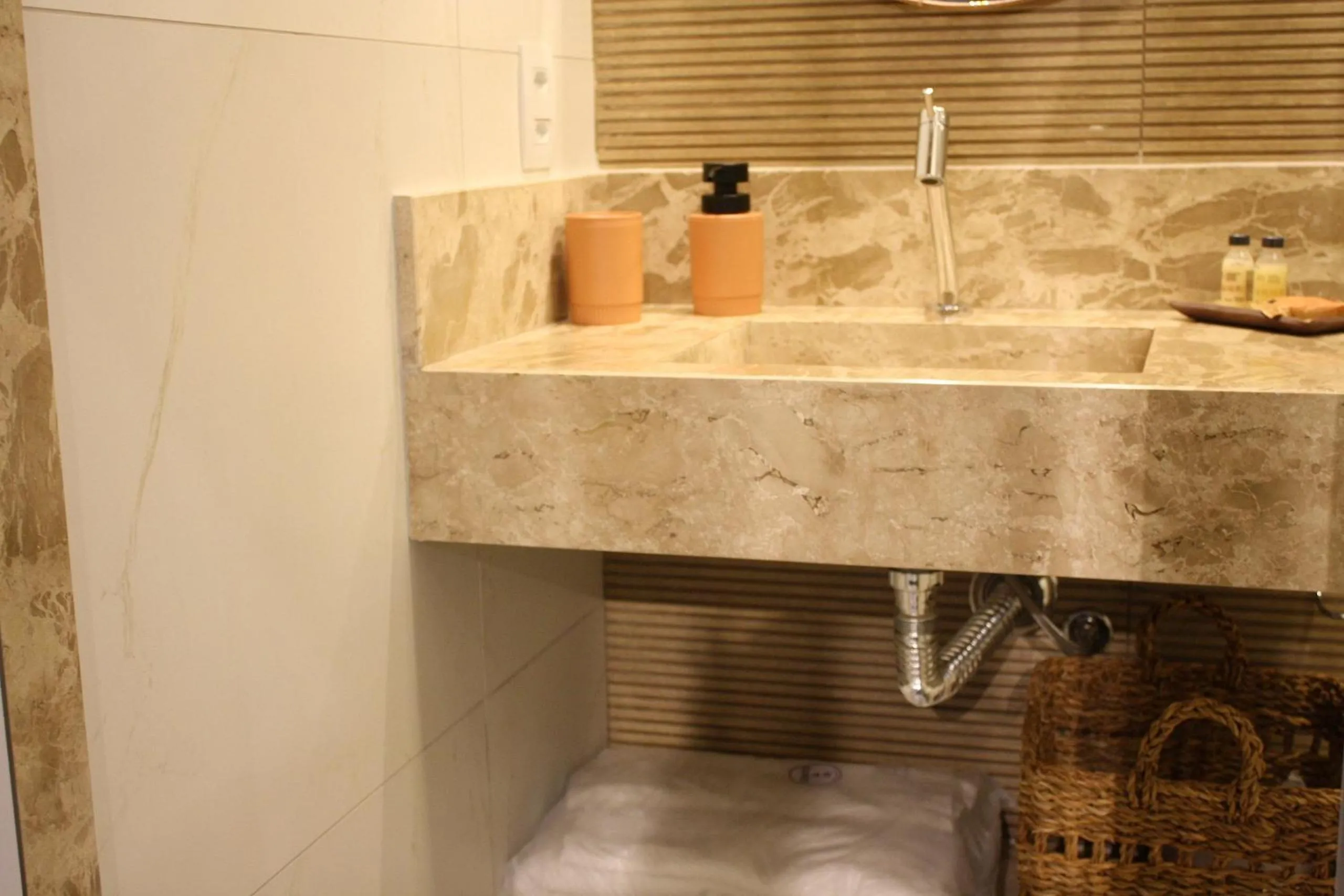 Bathroom in Flat CLN 105 Asa Norte by CentoEdez