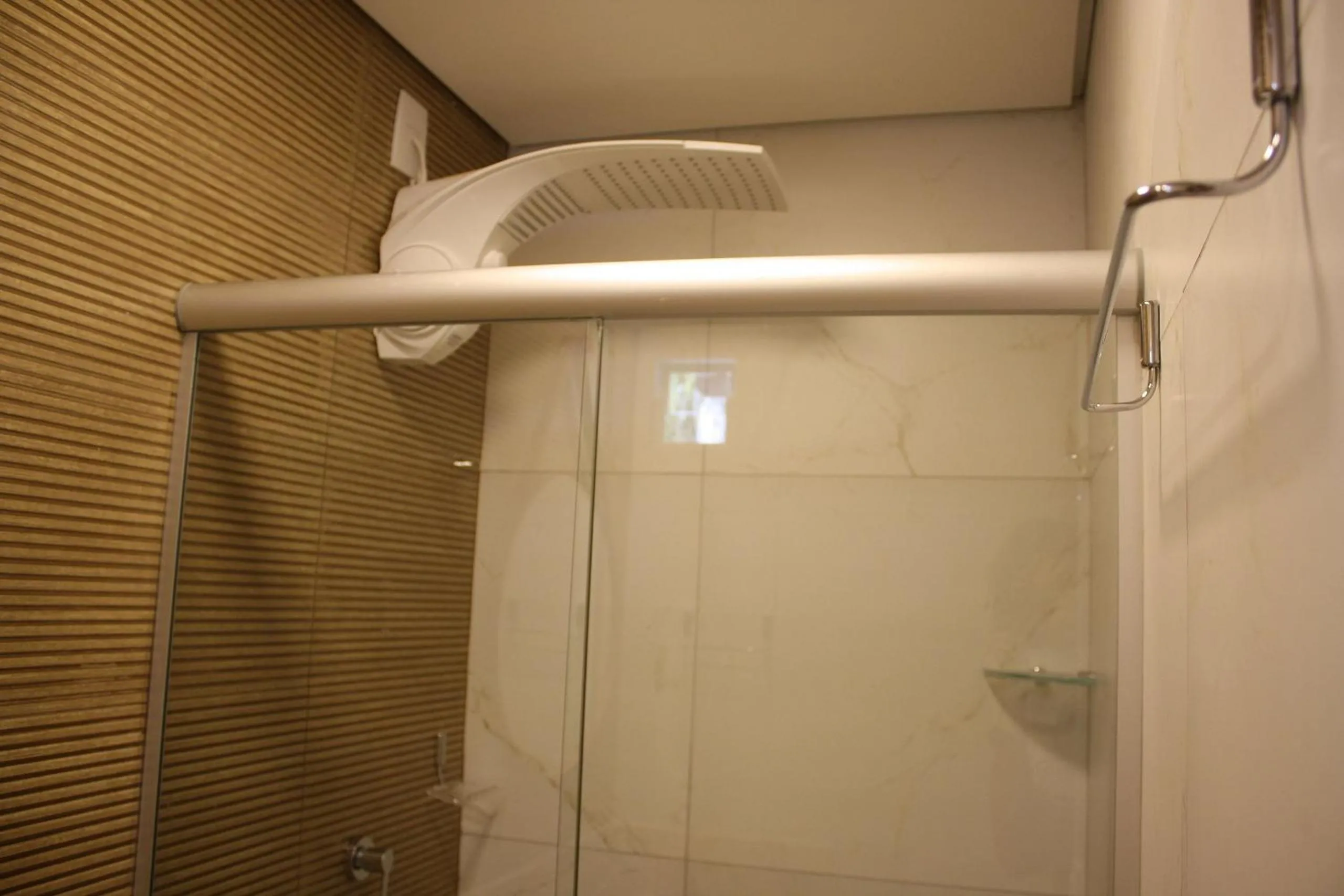 Bathroom in Flat CLN 105 Asa Norte by CentoEdez