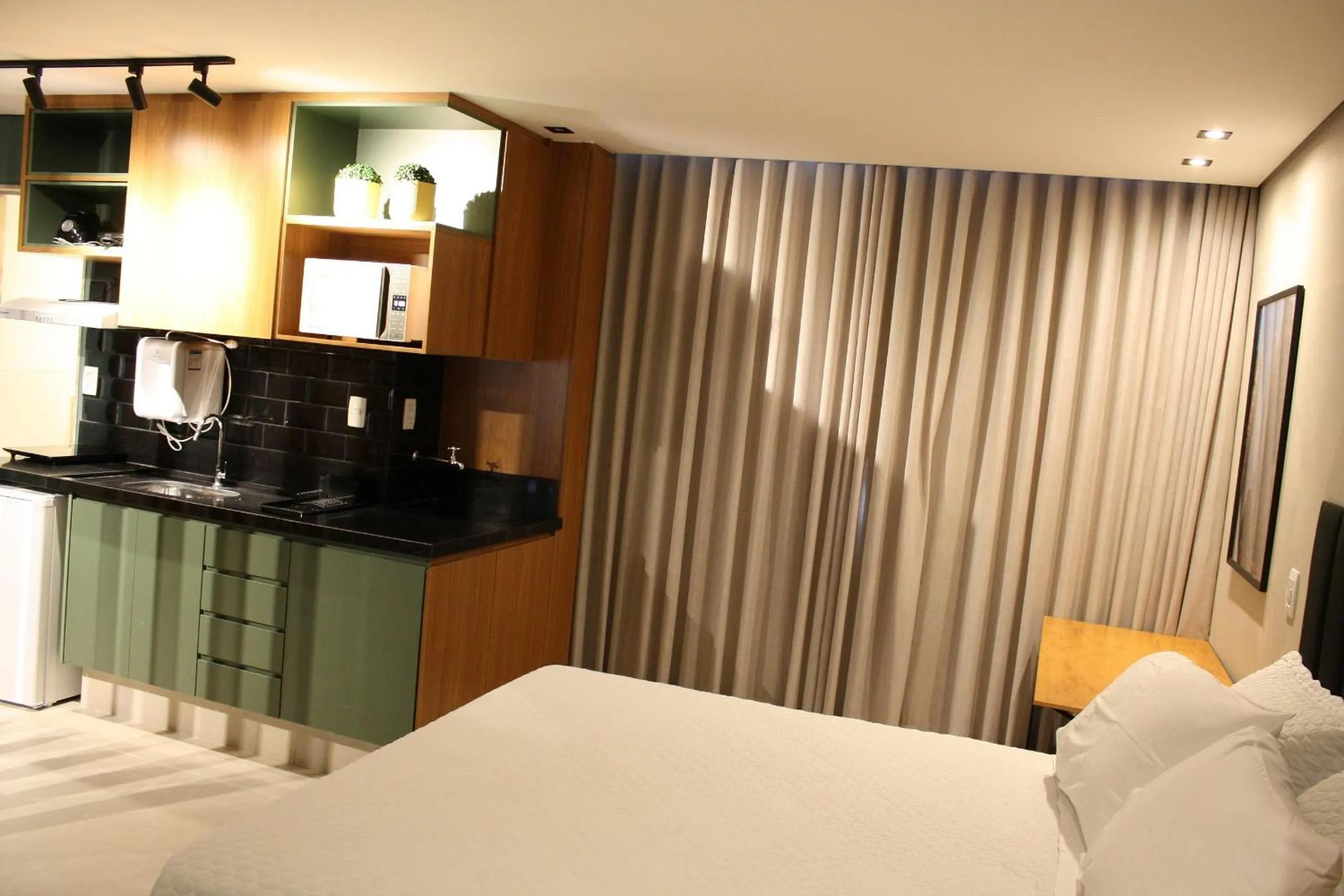 Bedroom, Bed in Flat CLN 105 Asa Norte by CentoEdez