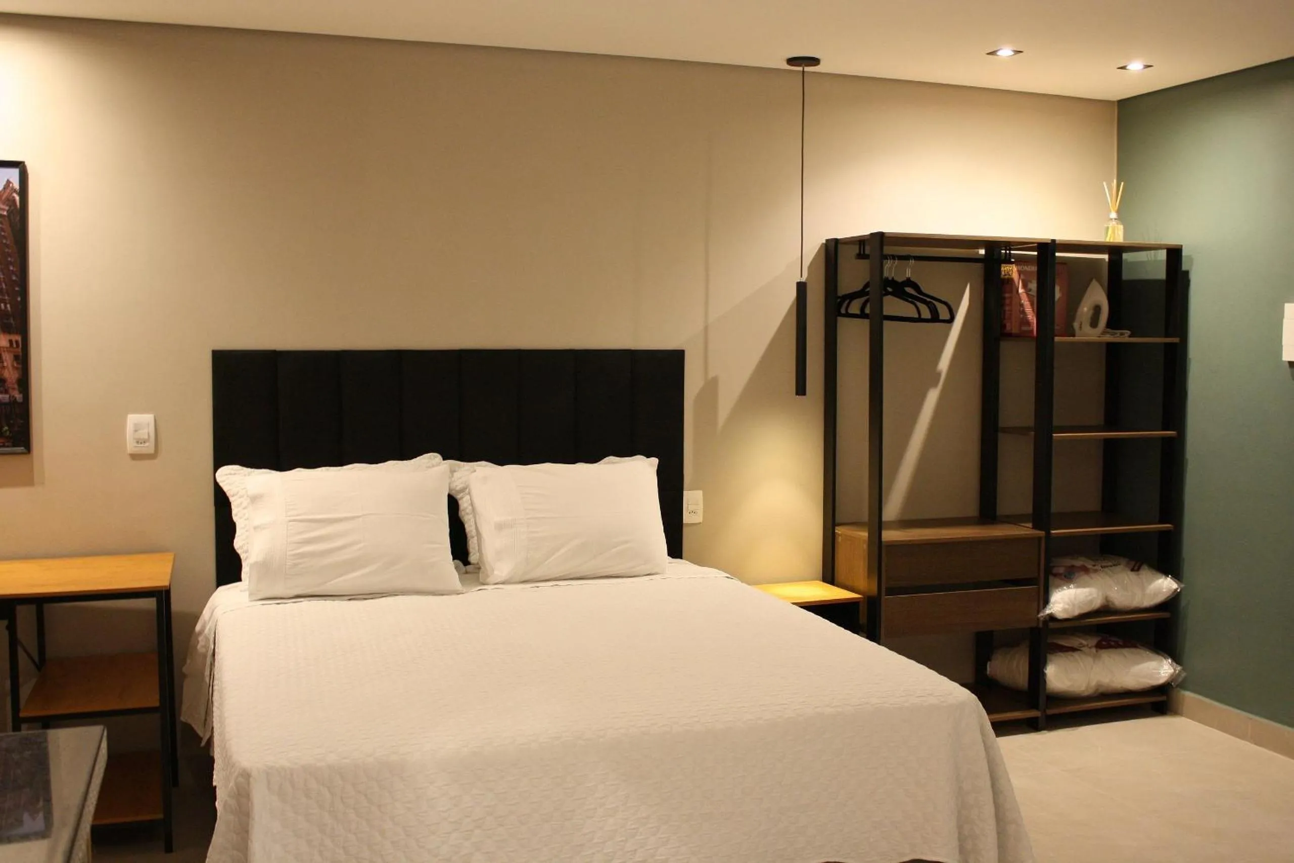 Bedroom, Bed in Flat CLN 105 Asa Norte by CentoEdez