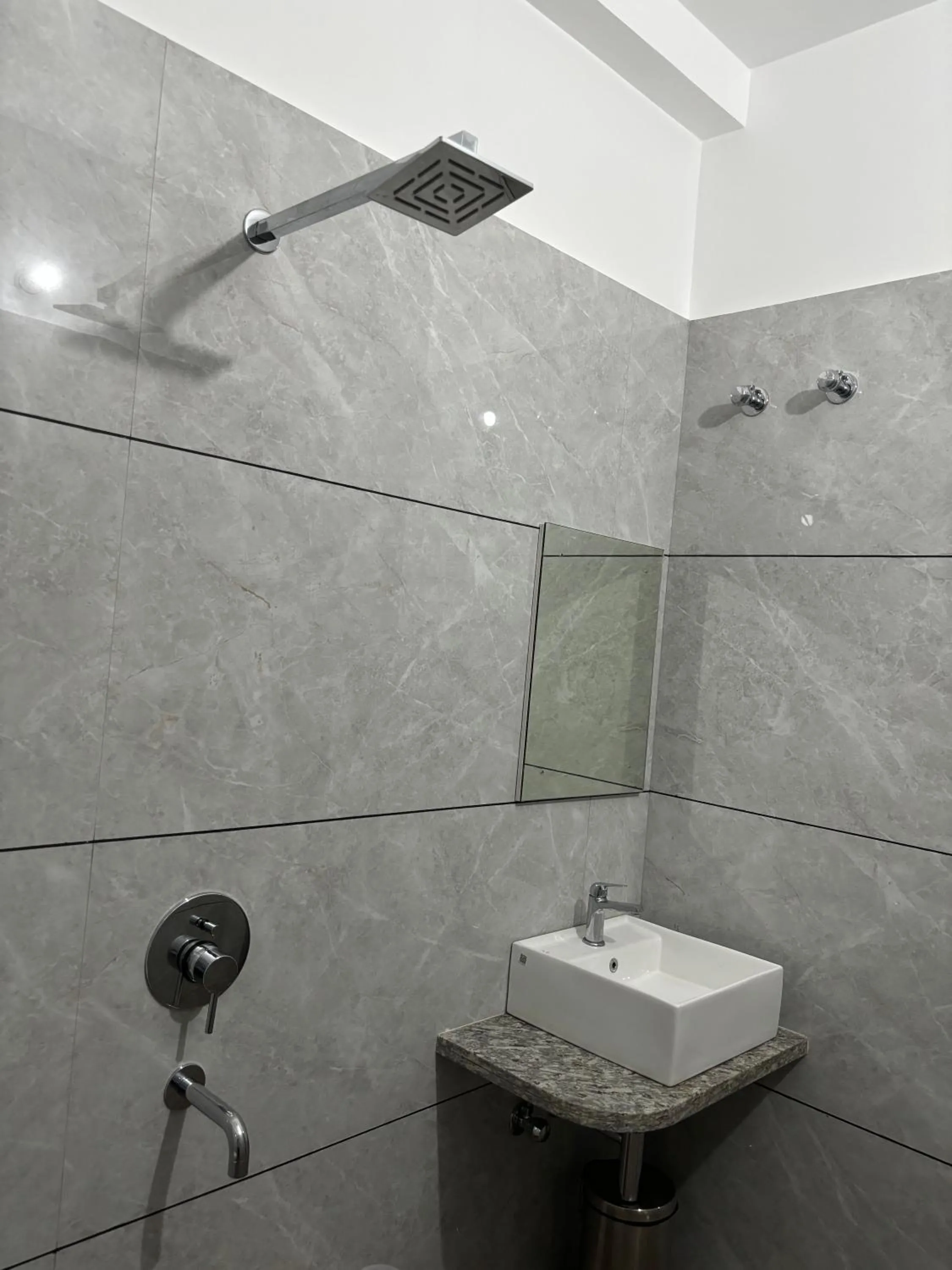 Shower in Hotel Omkareshwar Inn