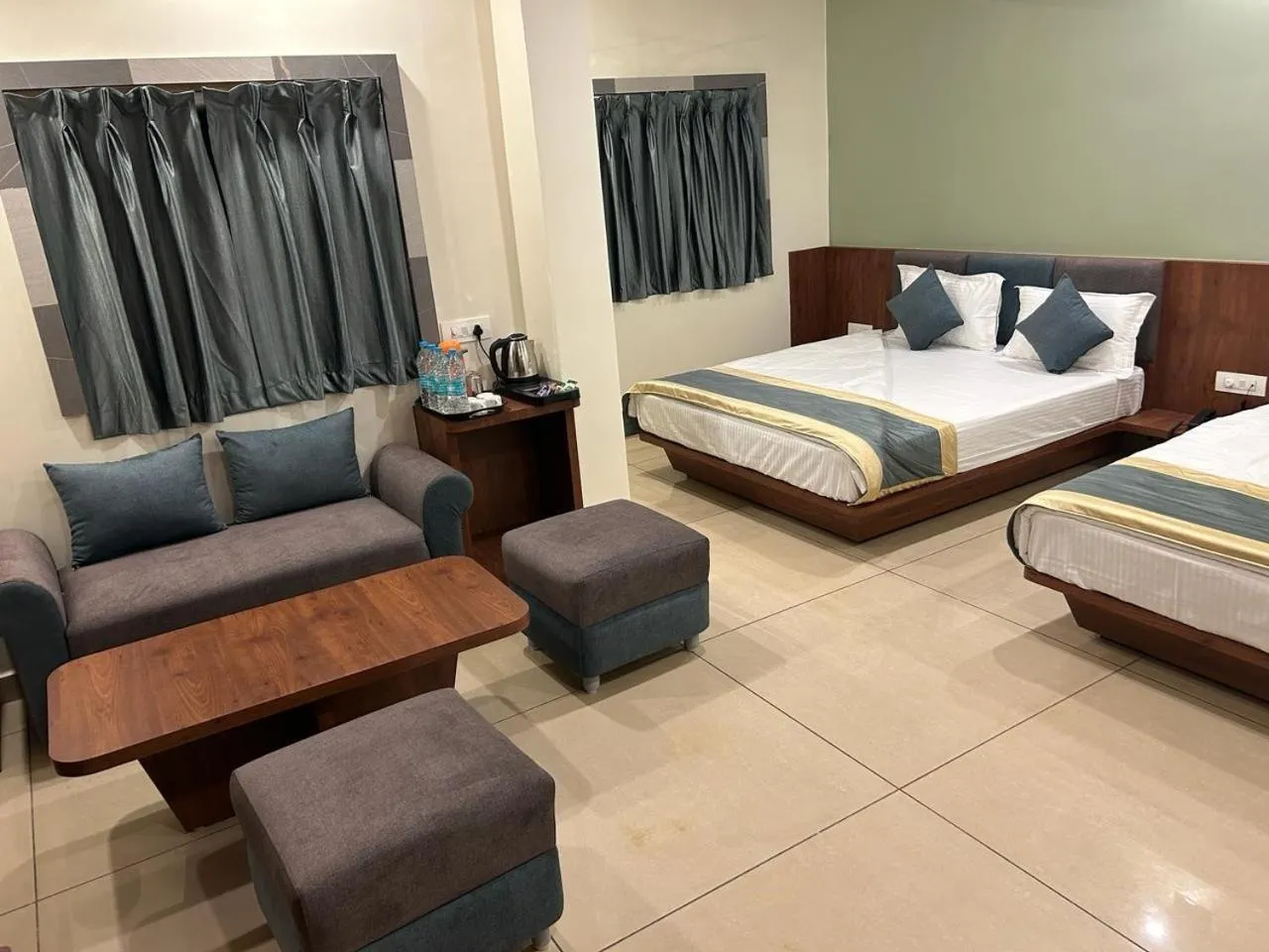 Living room, Bed in Hotel Omkareshwar Inn