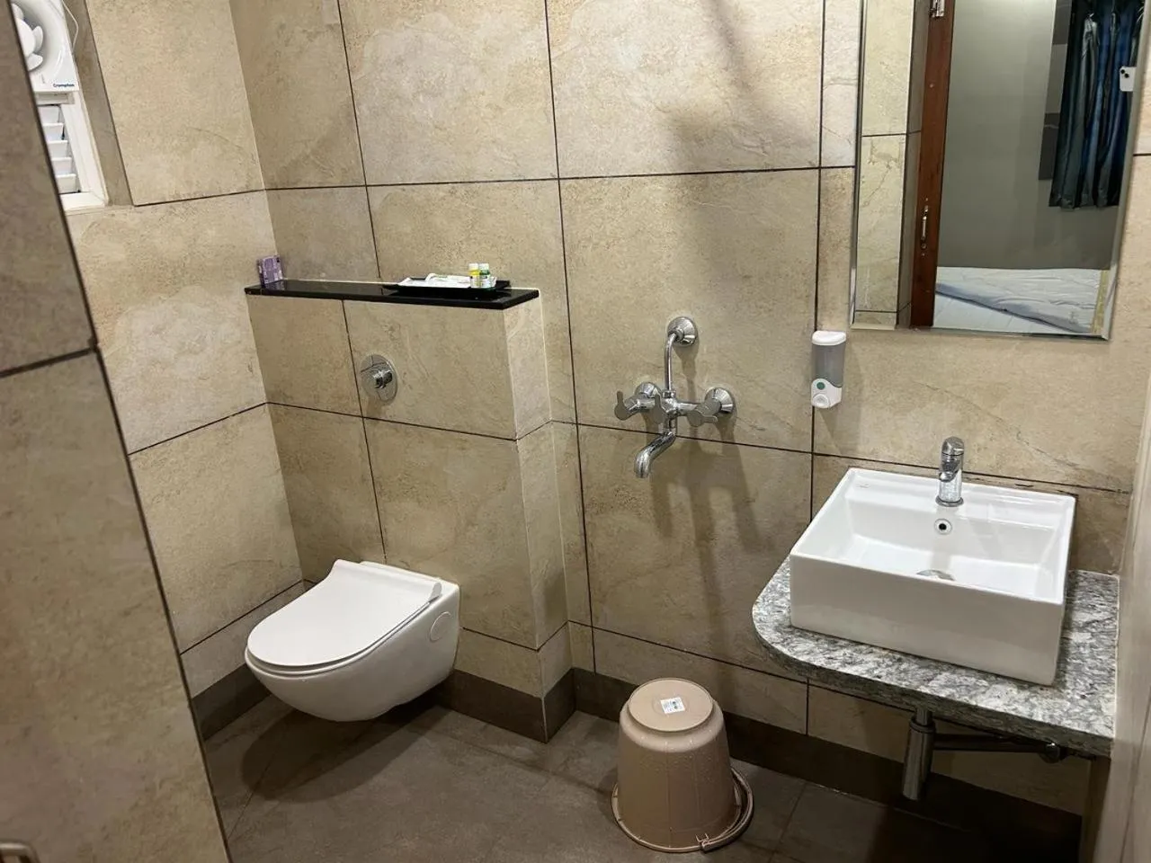 Shower in Hotel Omkareshwar Inn