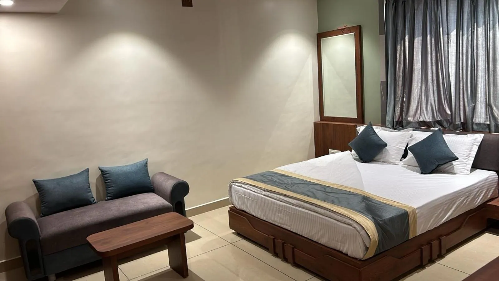 Bed in Hotel Omkareshwar Inn