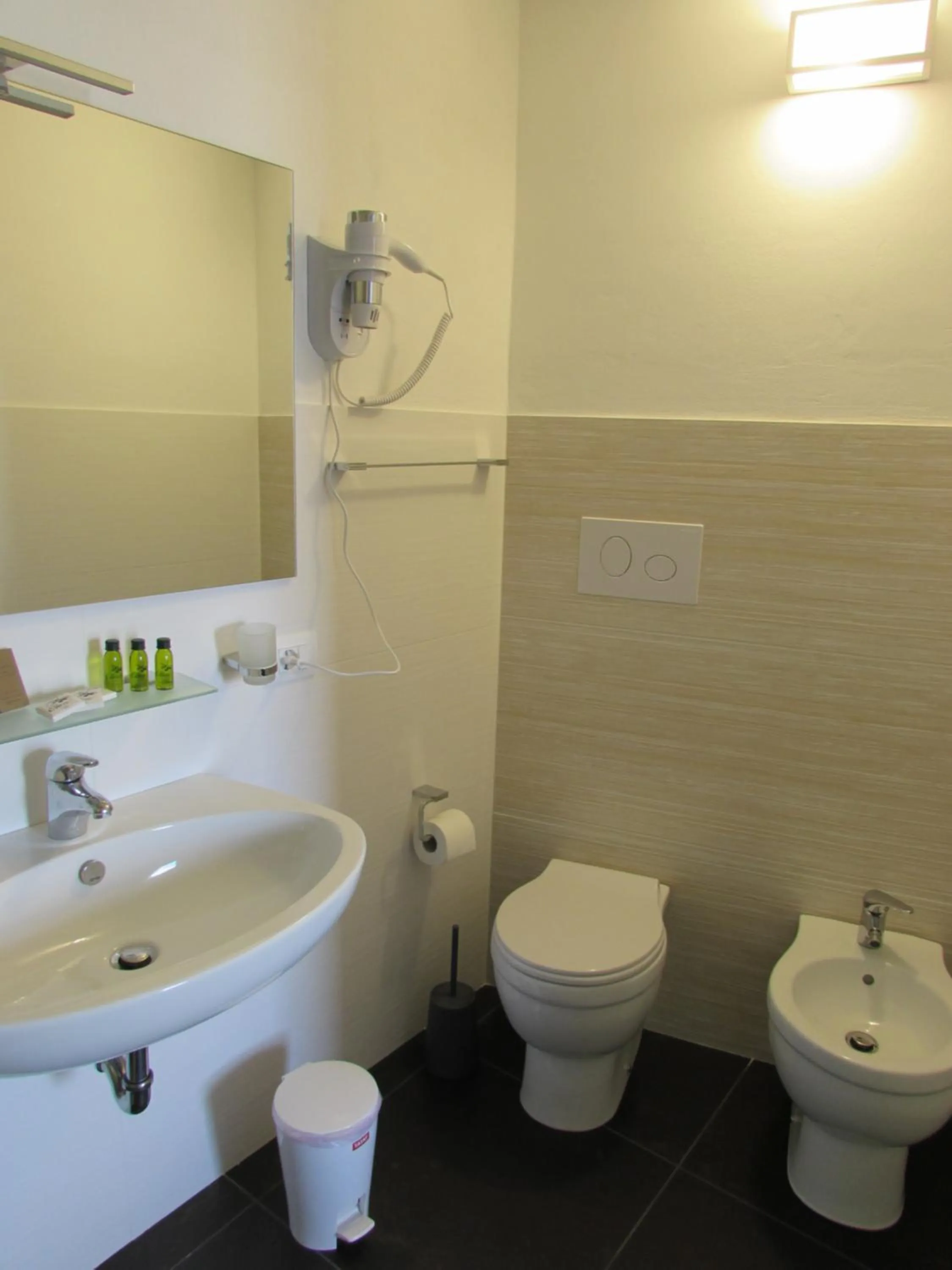 Toilet in Bed and Breakfast Terra del Sole Ibla