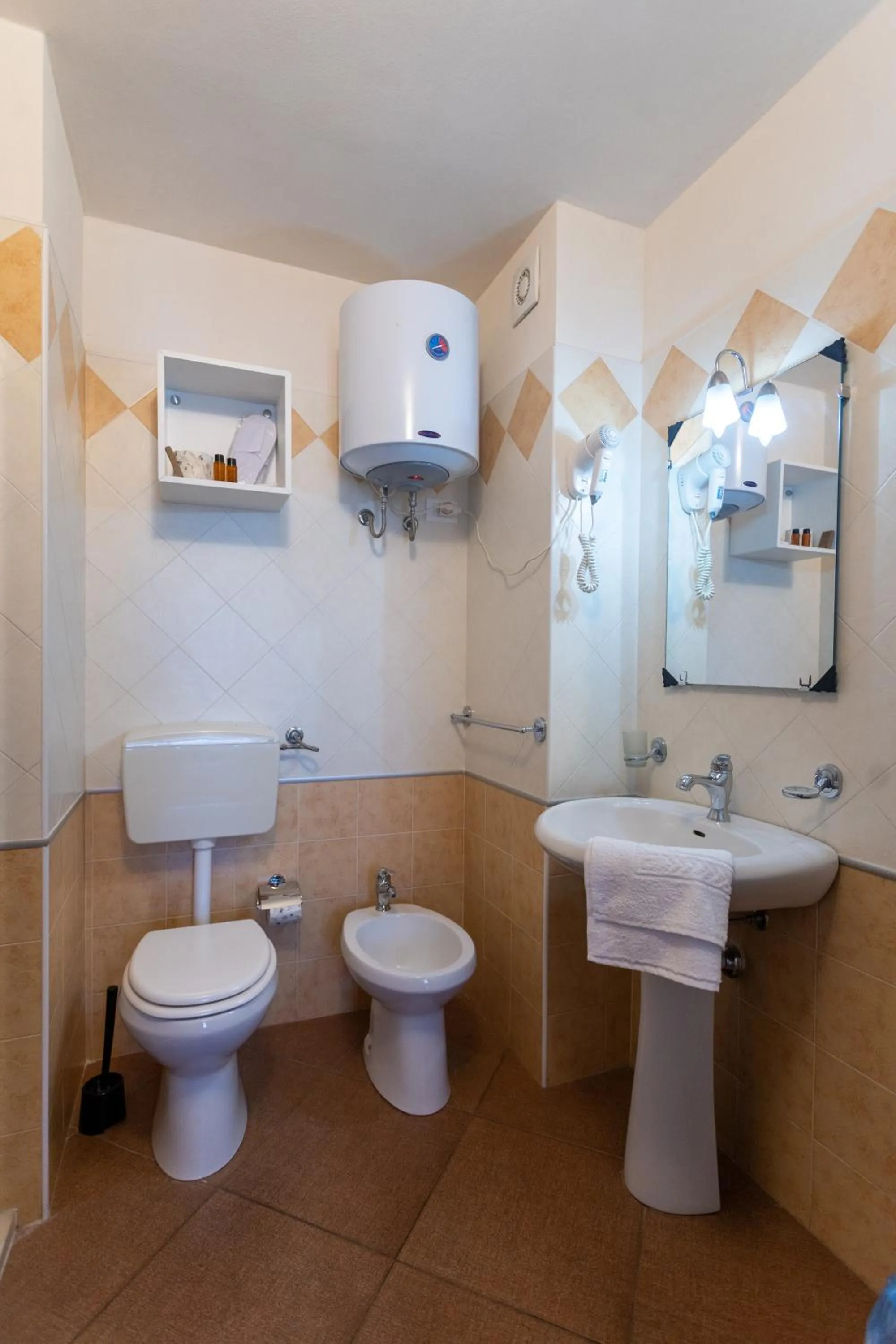 Toilet in Bed and Breakfast Terra del Sole Ibla