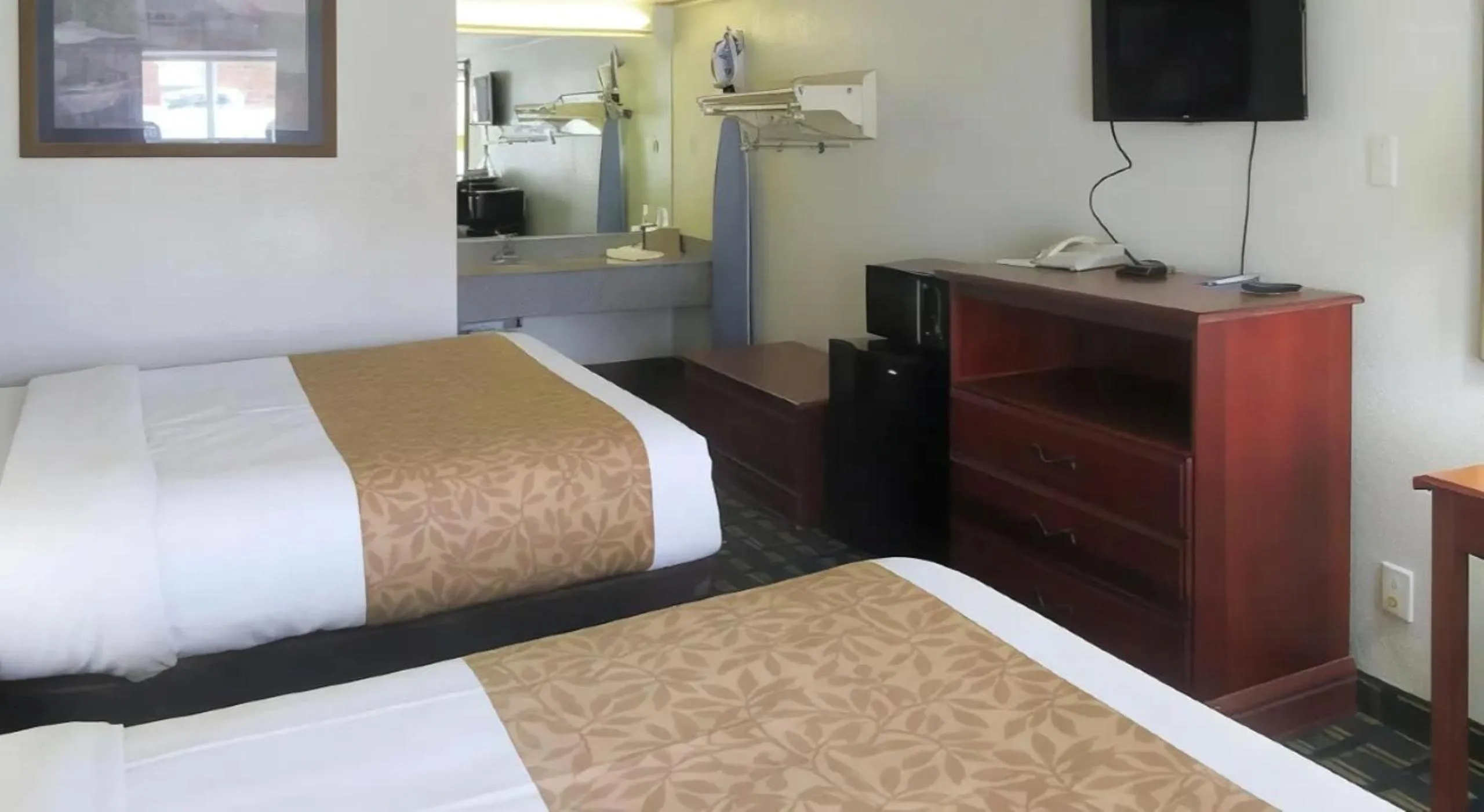 Bed in Hilliard Motor Lodge