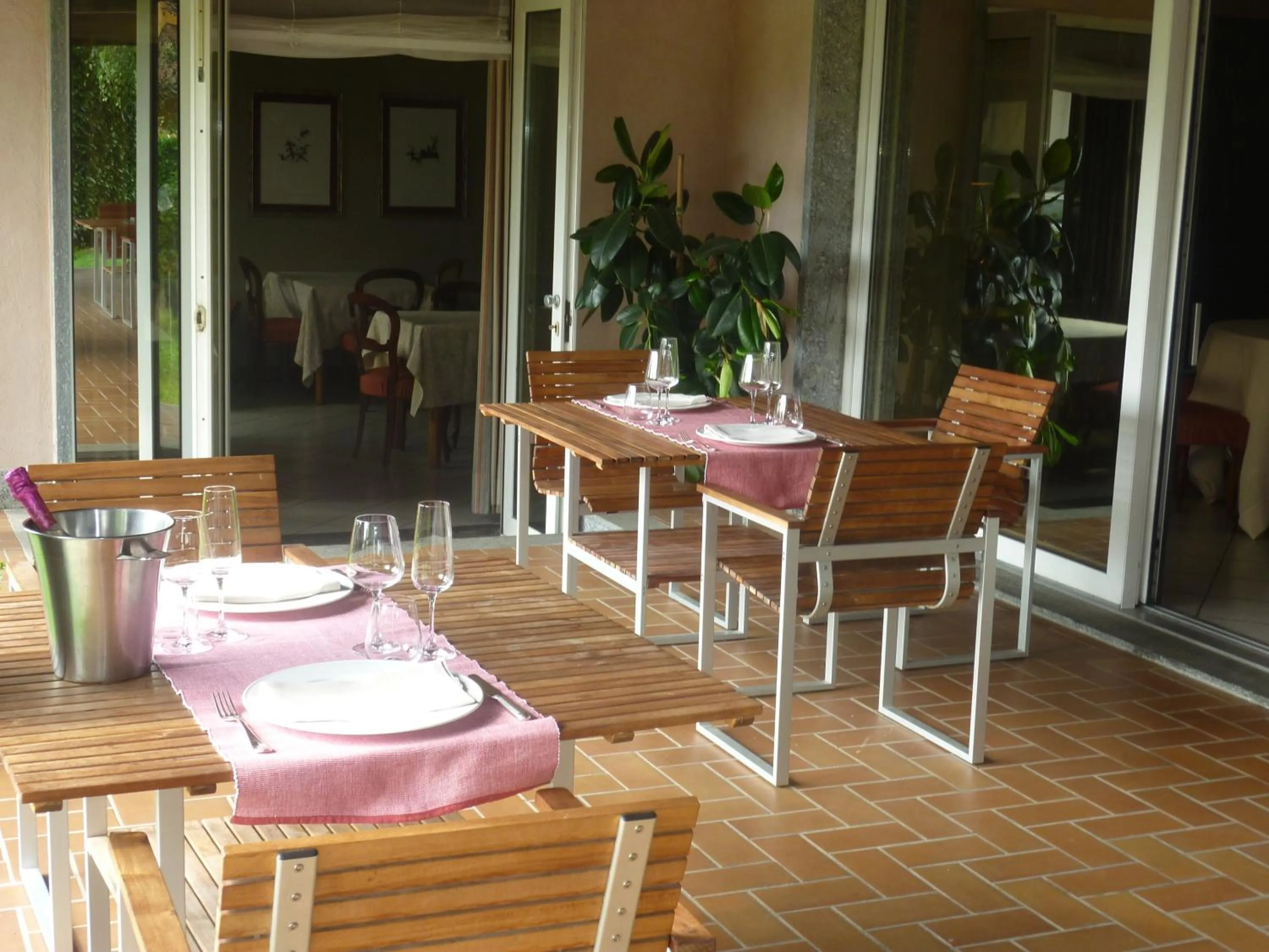 Restaurant/places to eat in Cravero Rooms