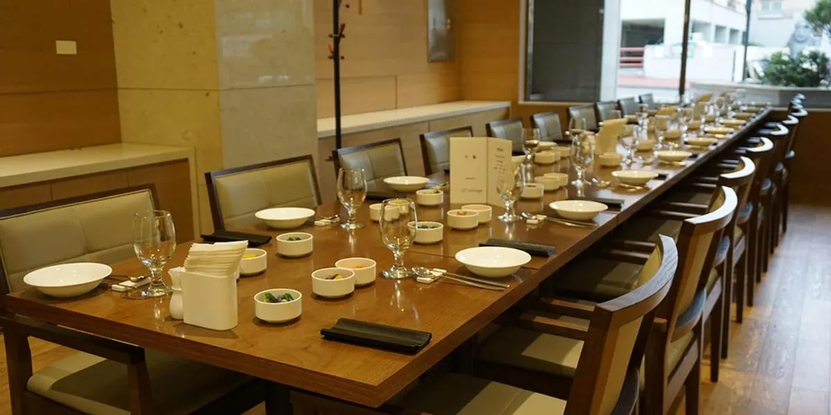 Restaurant/places to eat in Astar Hotel