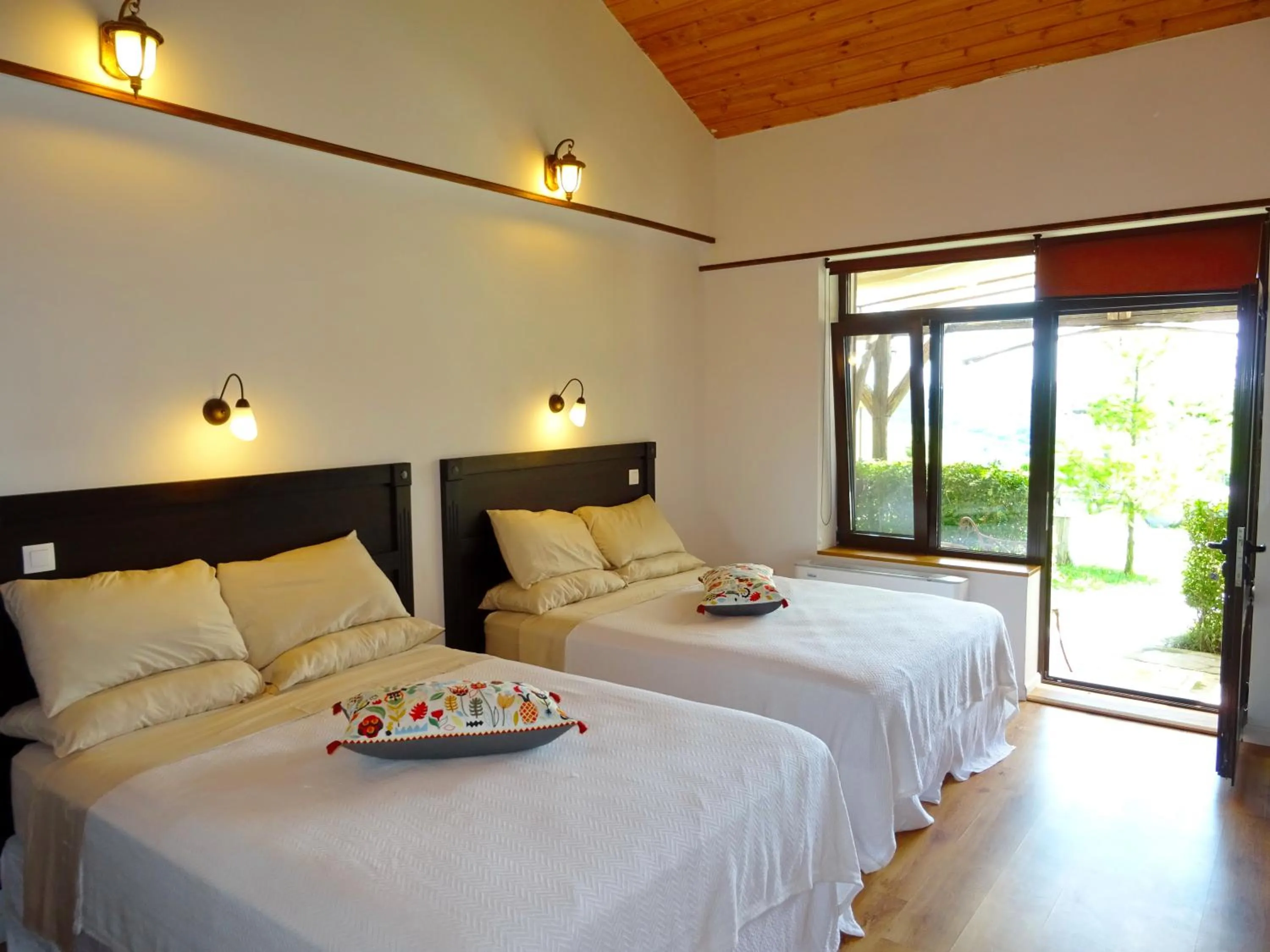 Garden, Bed in Seven Generations Winery Hotel