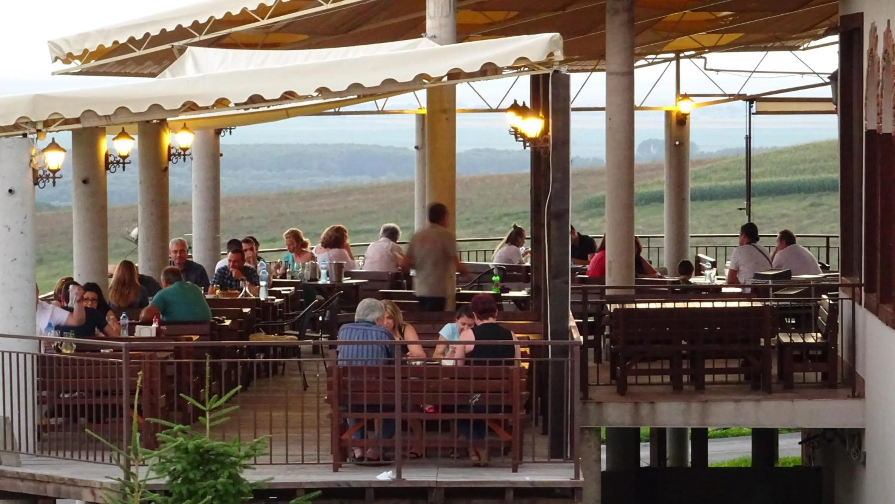 Restaurant/places to eat in Seven Generations Winery Hotel