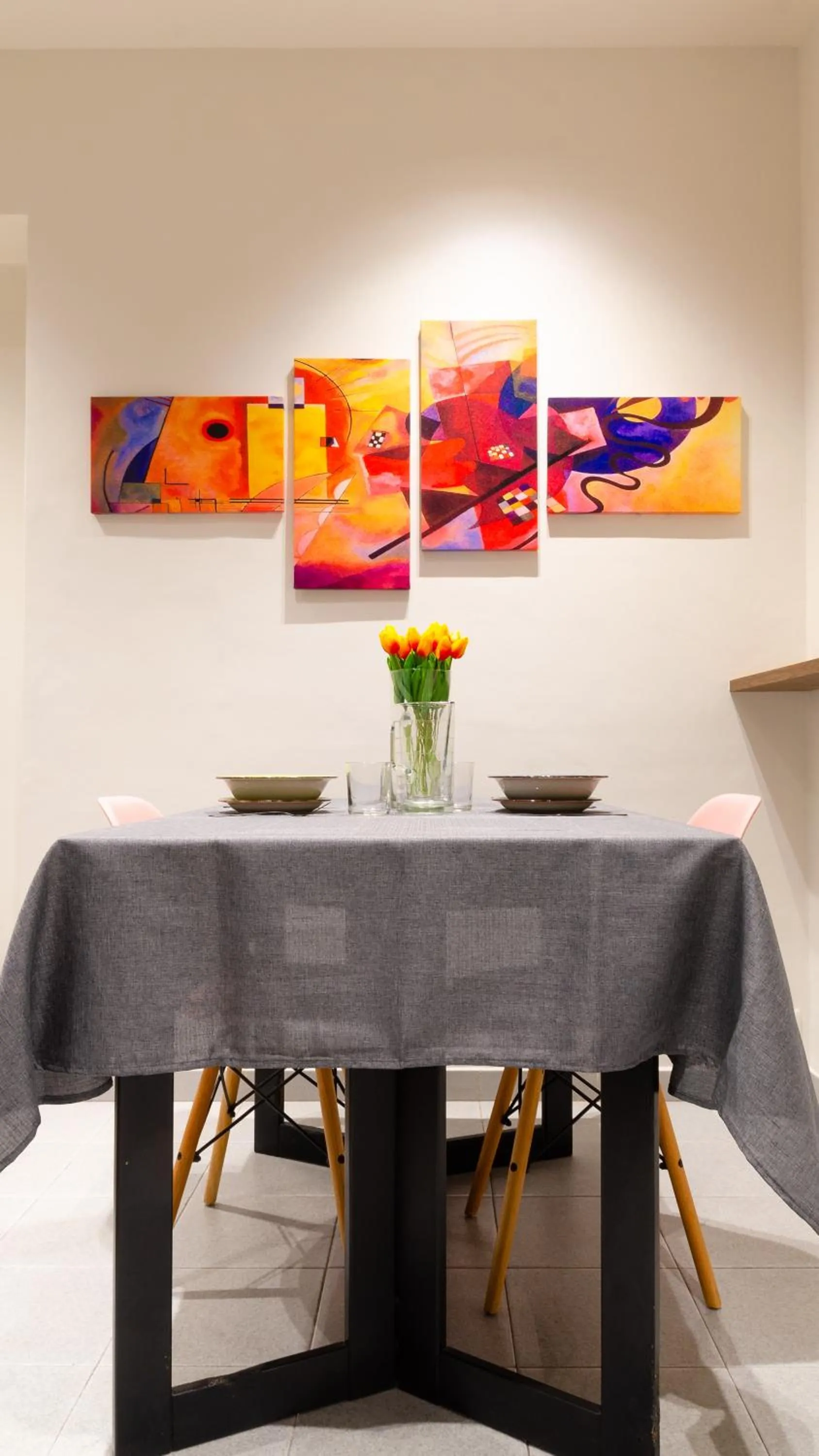 Dining area in Bertola 17, centrale, stazione by HAPPYHOSTORINO