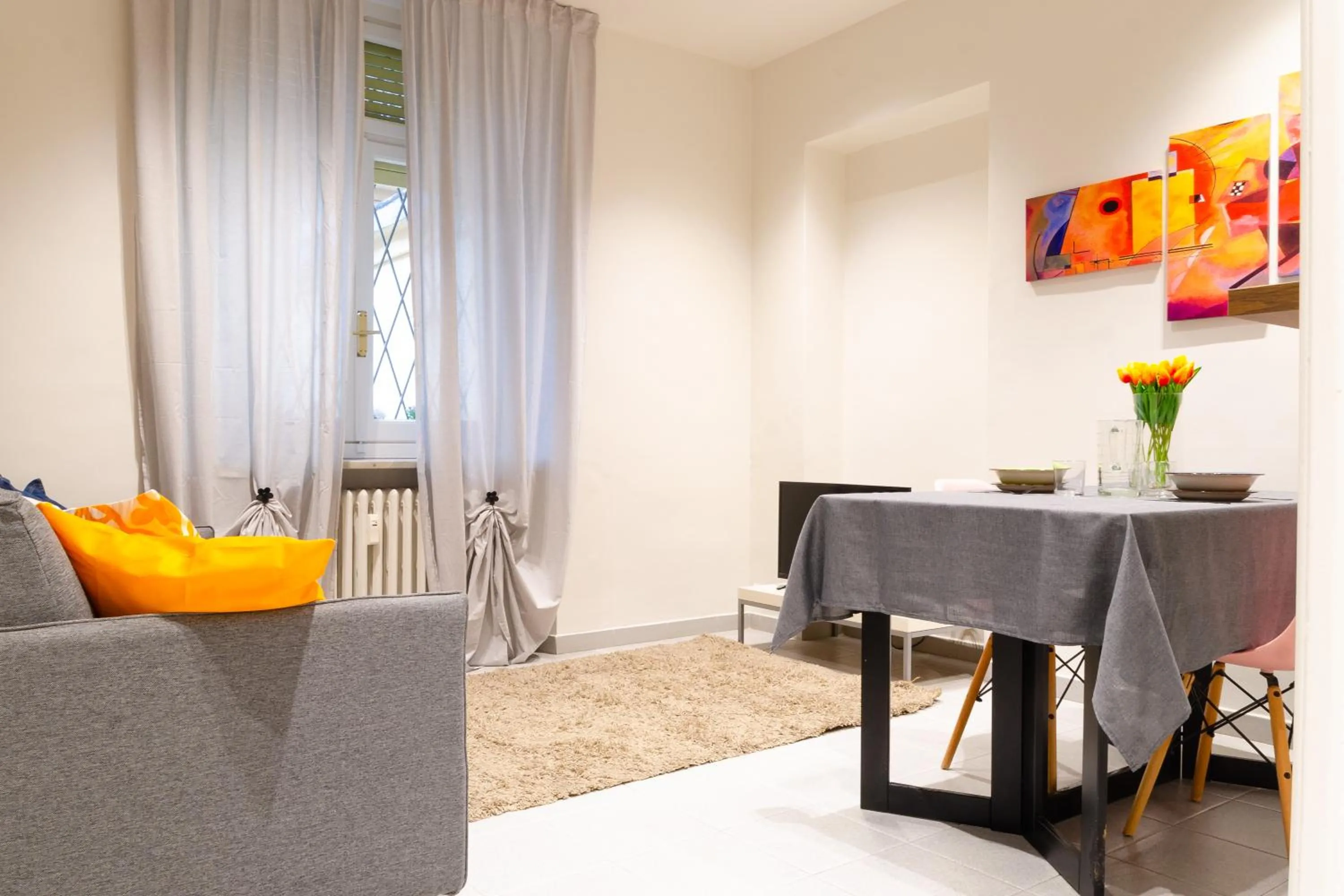 Living room in Bertola 17, centrale, stazione by HAPPYHOSTORINO