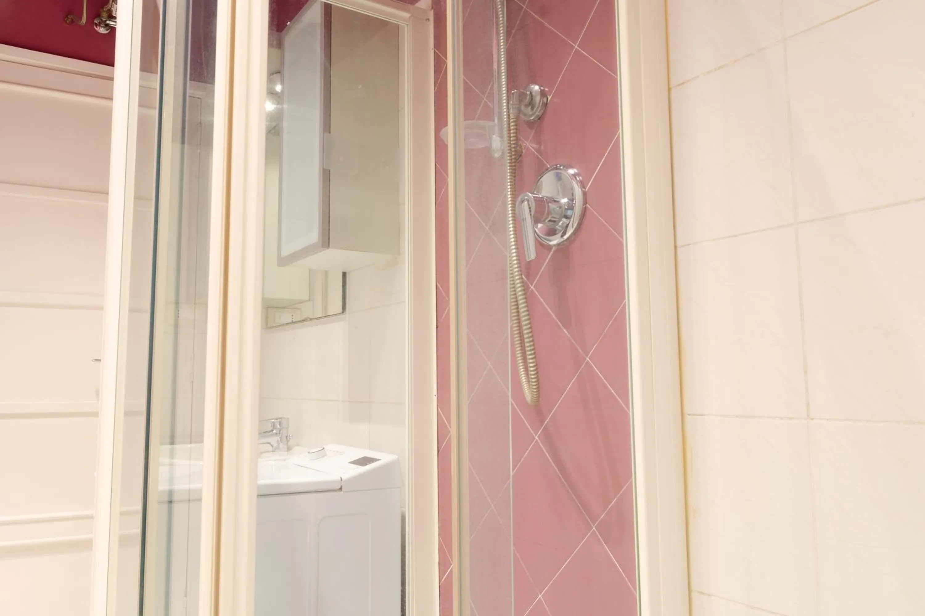 Bathroom in Bertola 17, centrale, stazione by HAPPYHOSTORINO