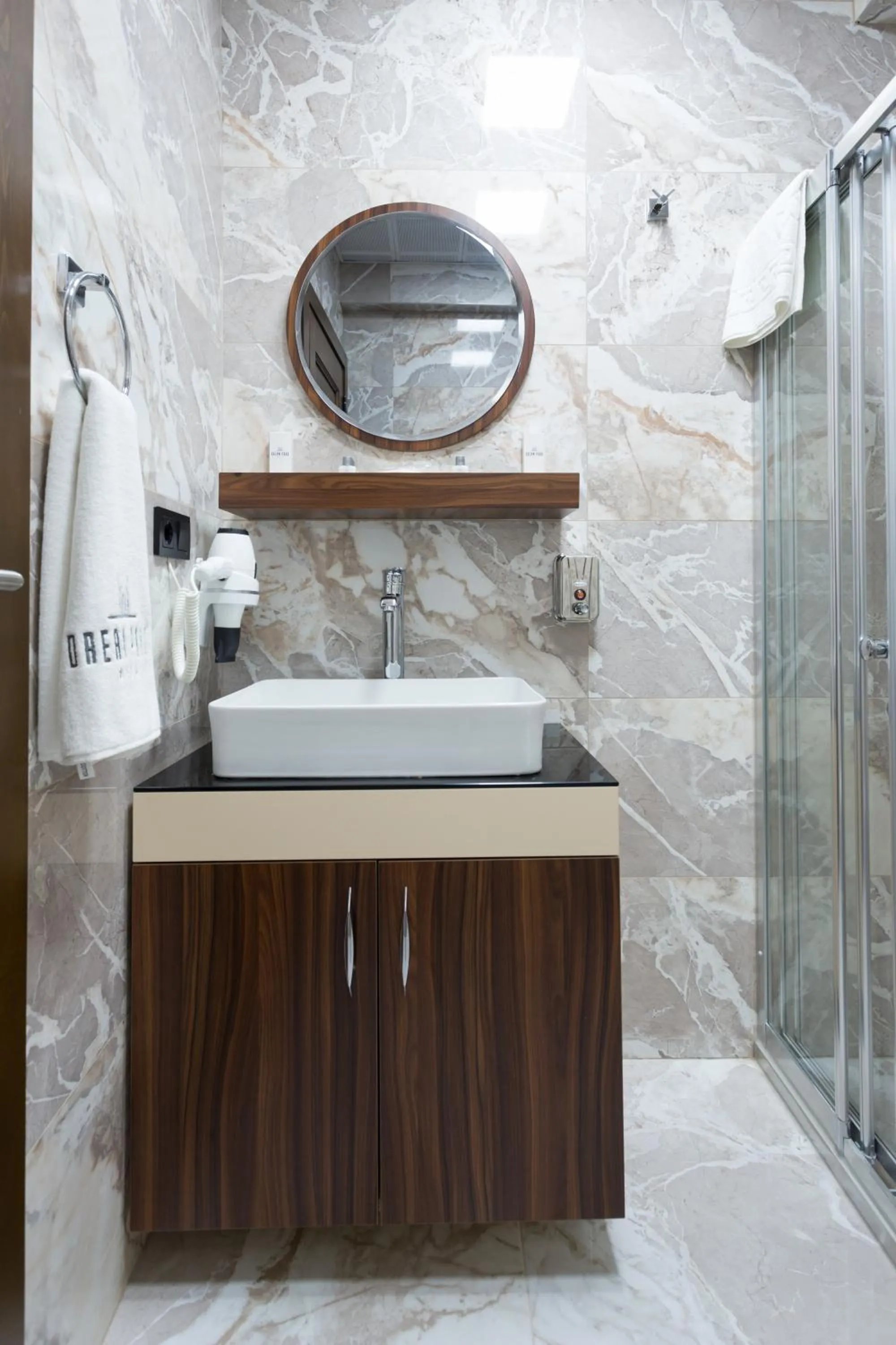 Shower in Dream Park Hotel