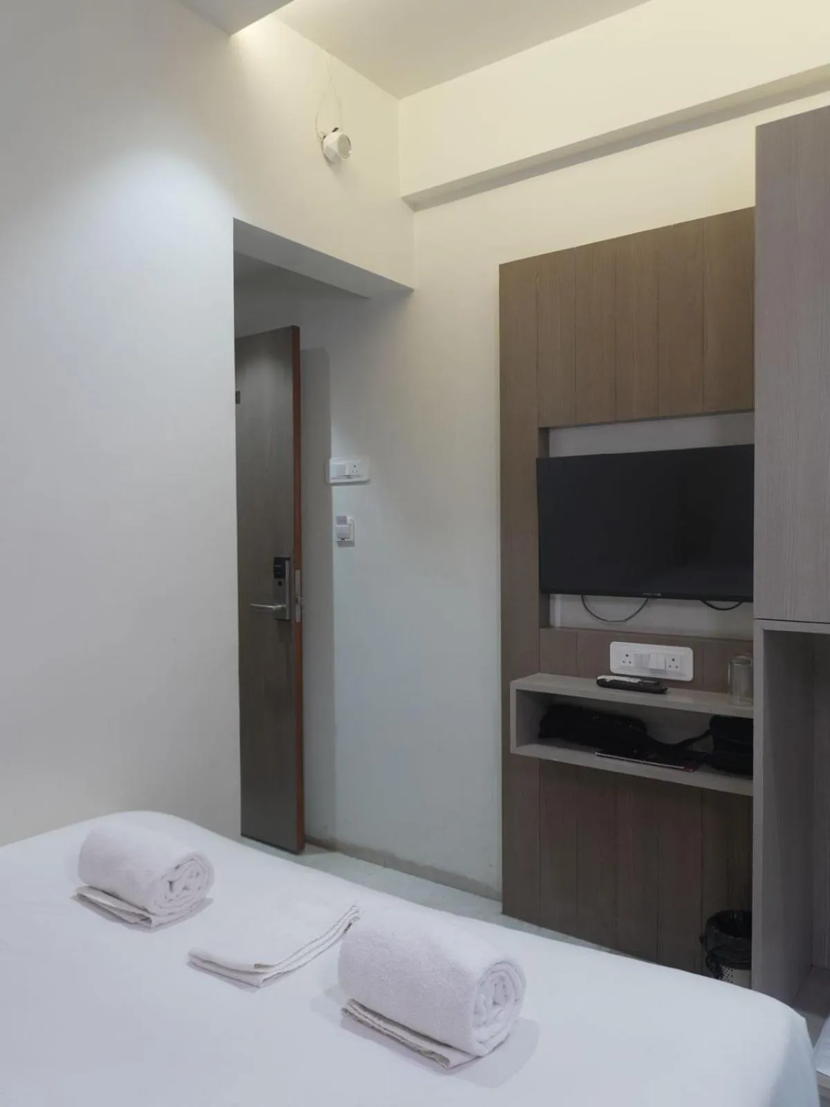 TV and multimedia, Bed in The Grand Leela Resort