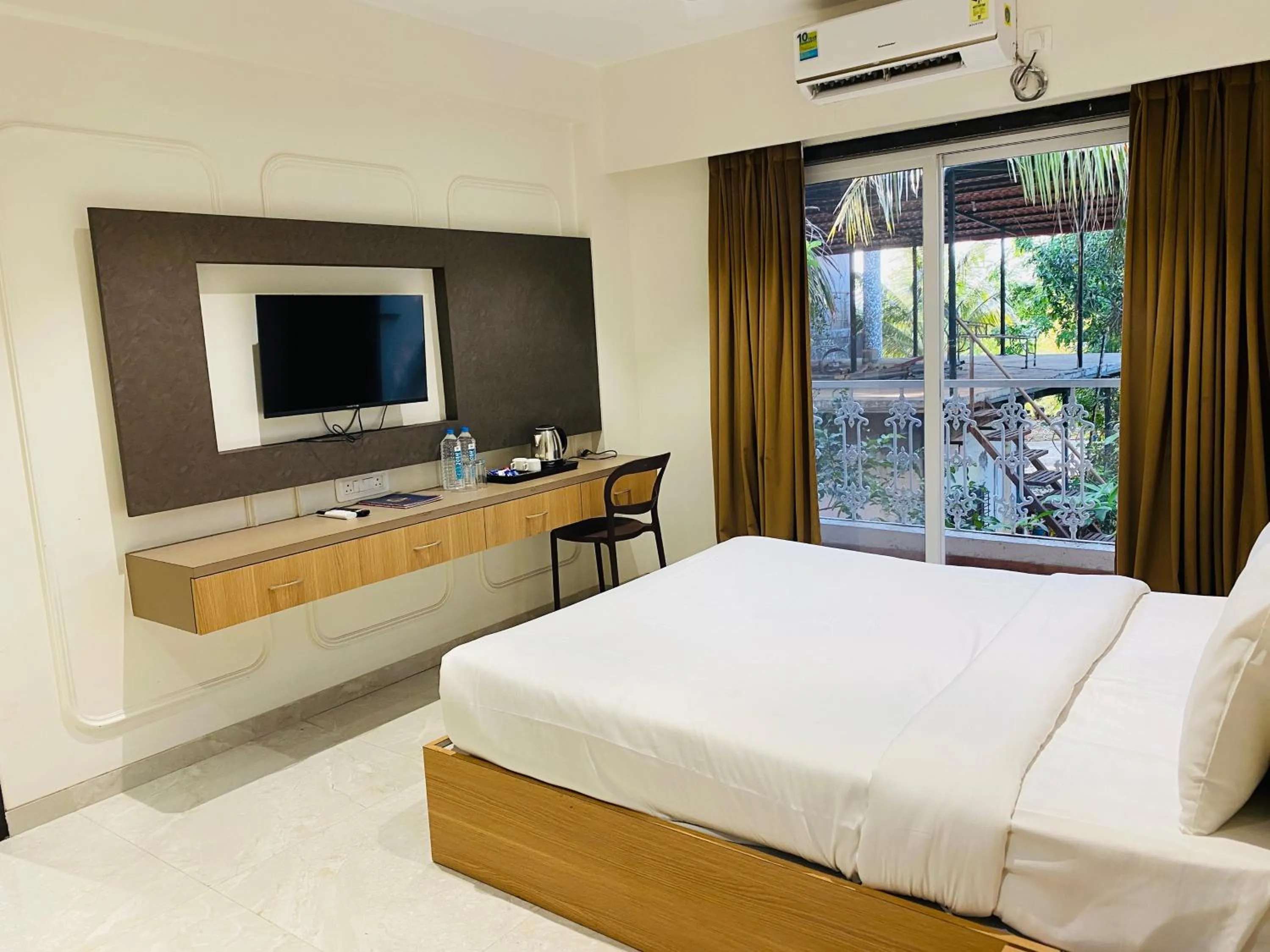 Communal lounge/ TV room, Bed in The Grand Leela Resort