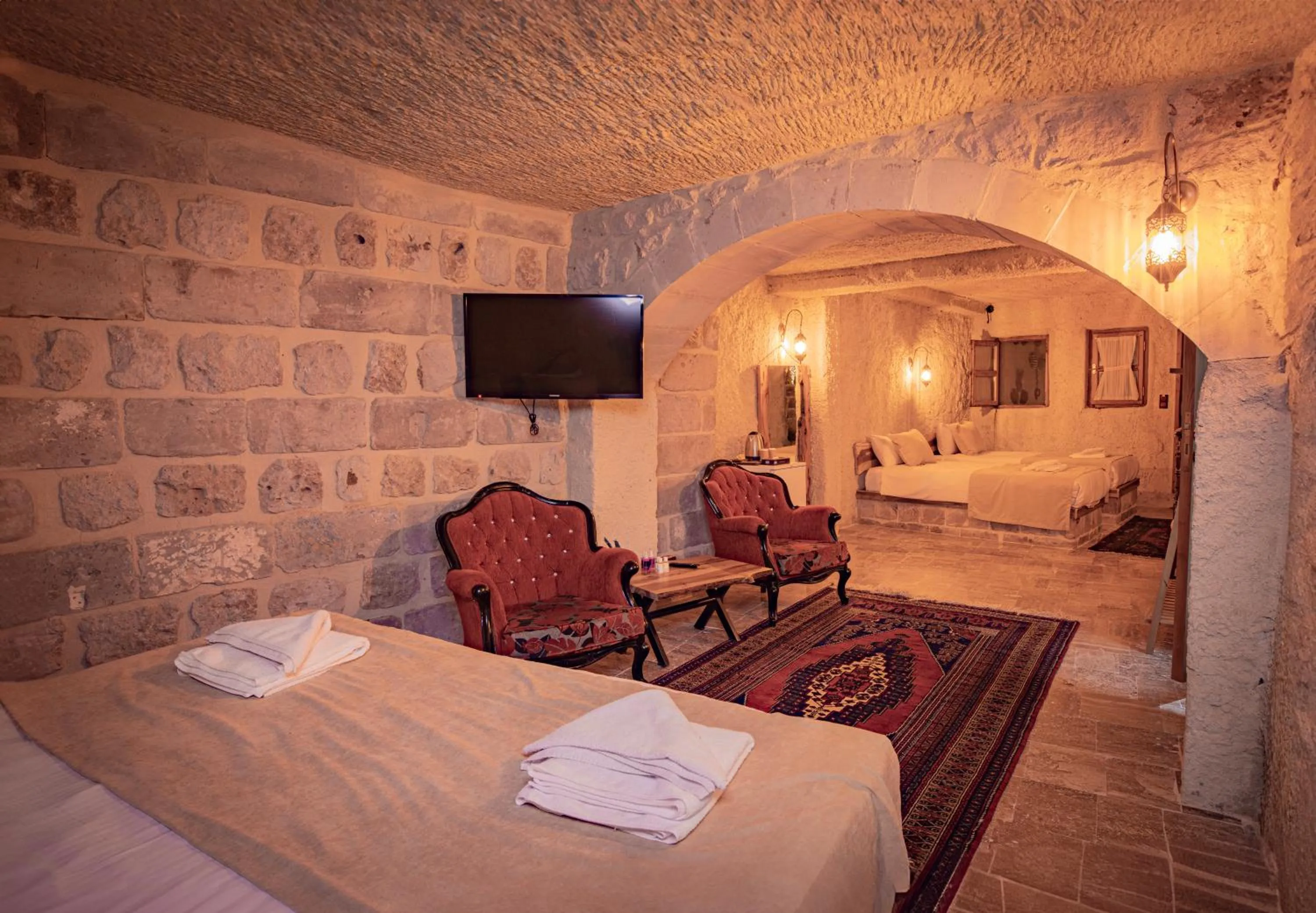 Photo of the whole room, Bed in Sur Cave Hotel