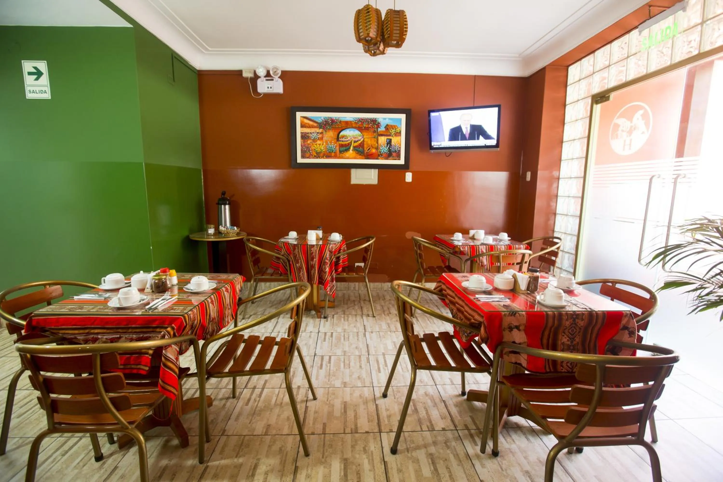 Restaurant/places to eat in Hotel Tinkus Inn