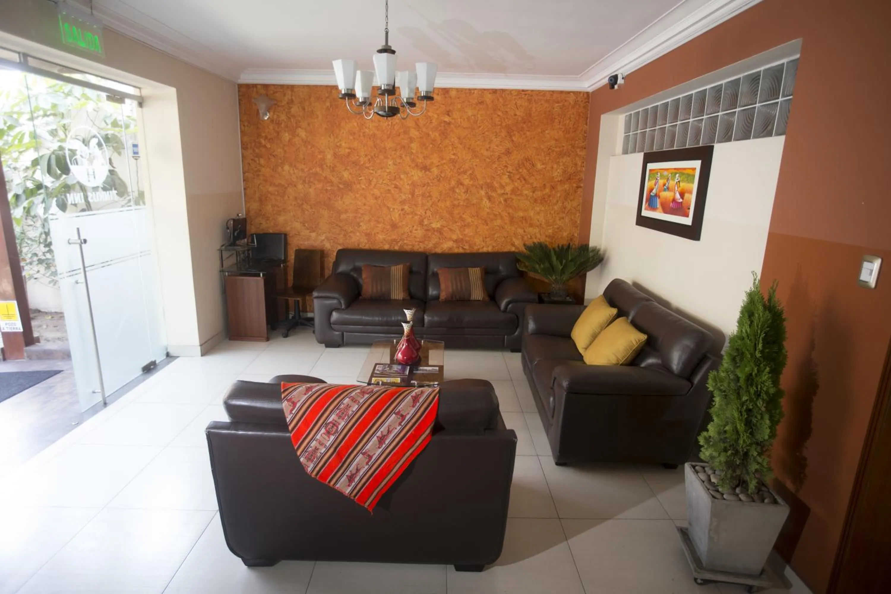 Communal lounge/ TV room in Hotel Tinkus Inn