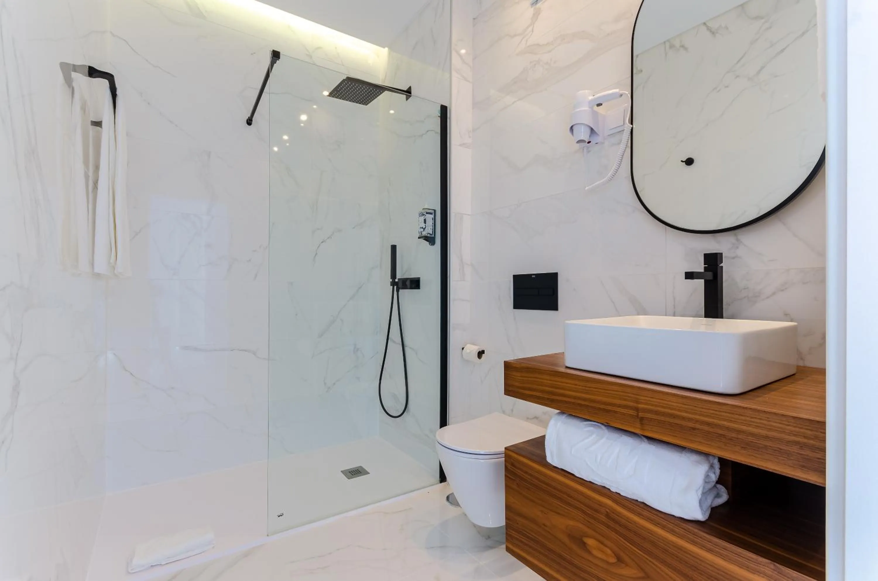 Shower in 2M BOUTIQUE HOTEL