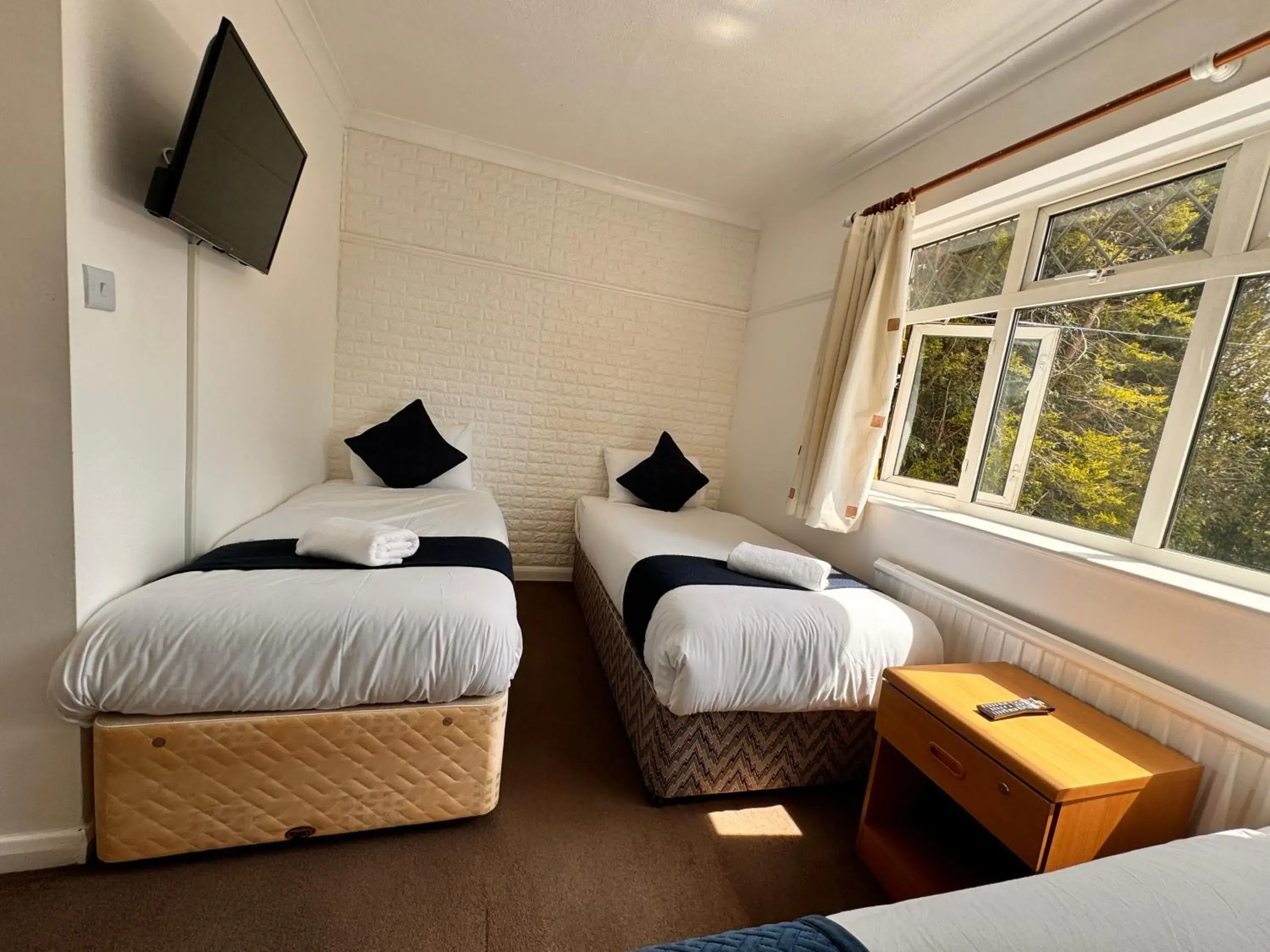 Family Room with Private Bathroom in High Trees Guest House Gatwick Family Room with Private Bathroom in High Trees Guest House Gatwick