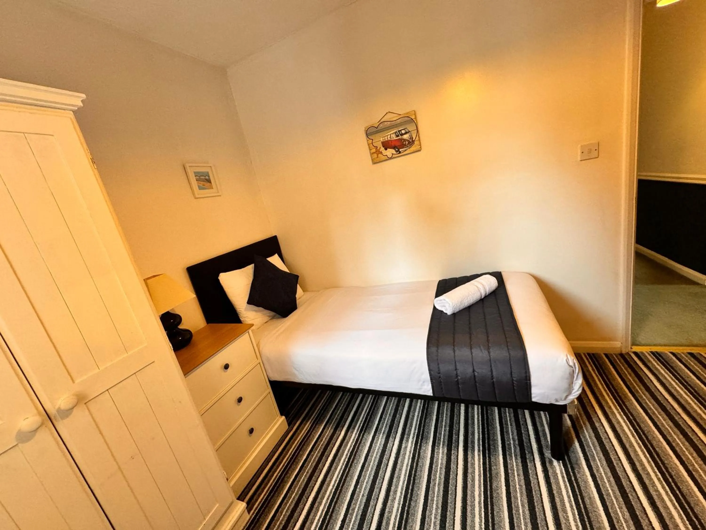 Deluxe Single Room in High Trees Guest House Gatwick