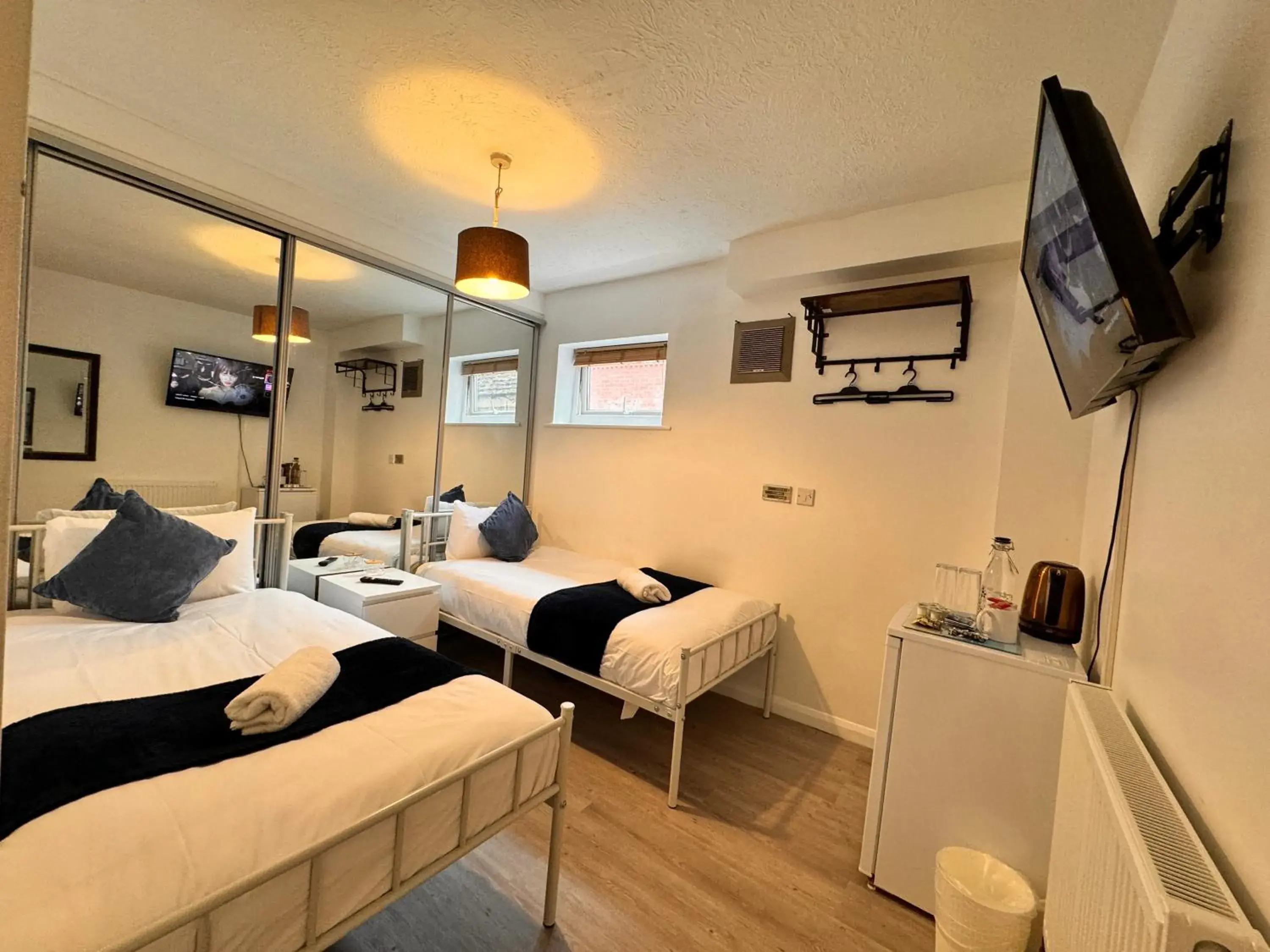 Deluxe Twin Room in High Trees Guest House Gatwick Deluxe Twin Room in High Trees Guest House Gatwick