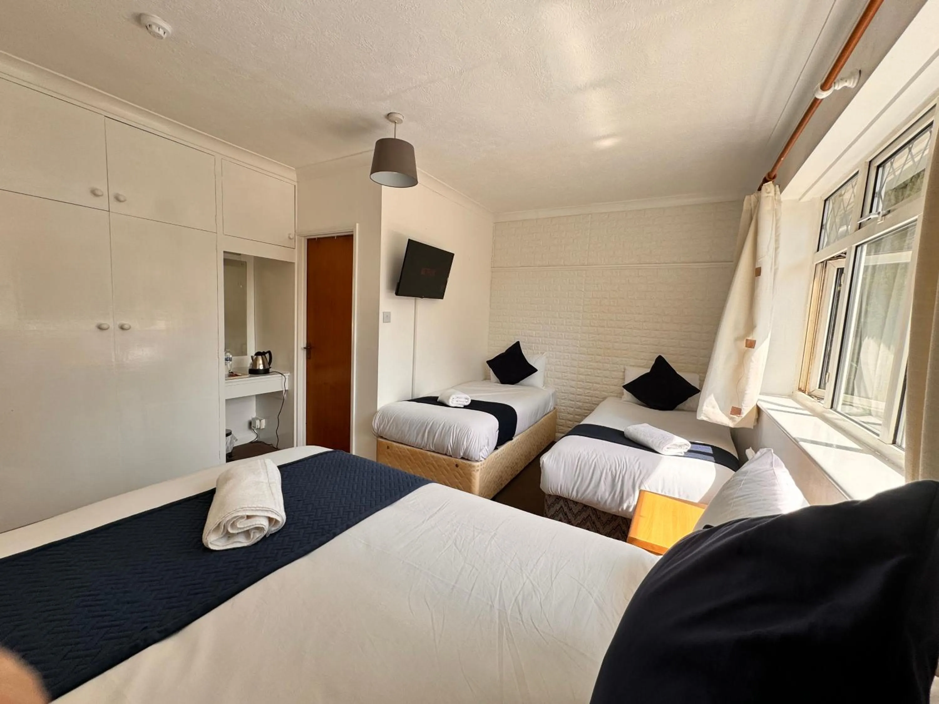 Family Room with Private Bathroom in High Trees Guest House Gatwick