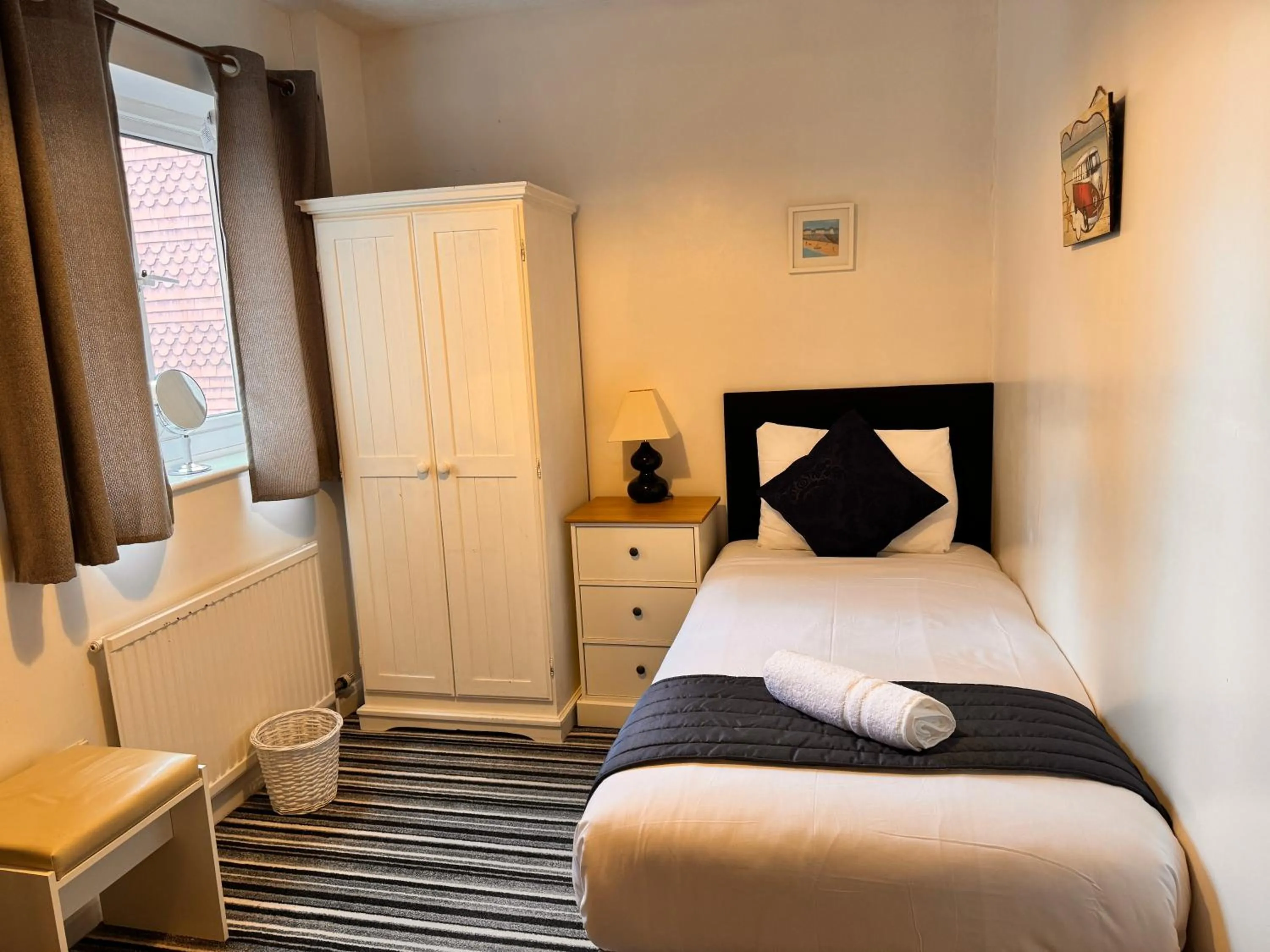 Deluxe Single Room in High Trees Guest House Gatwick