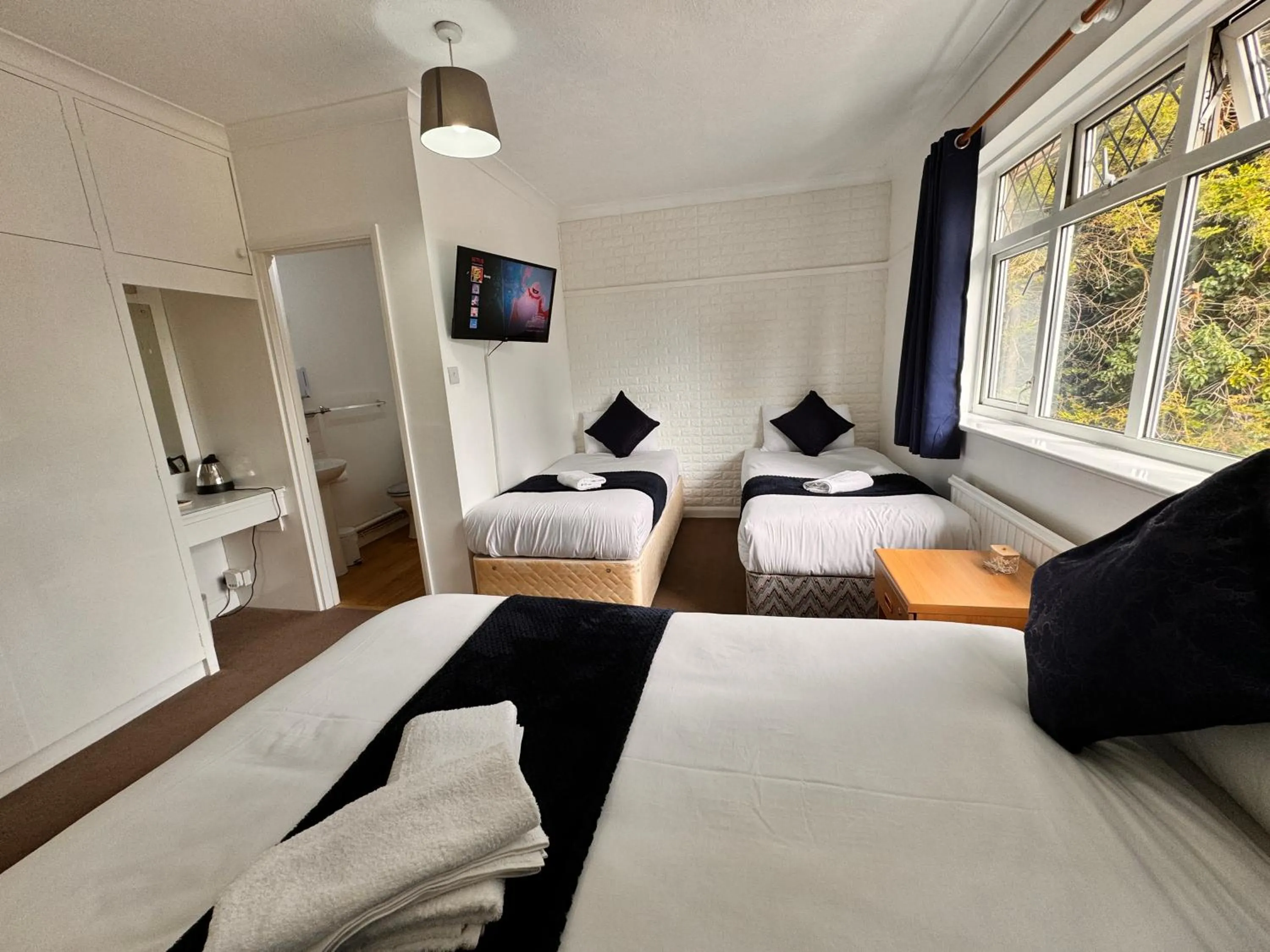 Family Room with Private Bathroom in High Trees Guest House Gatwick