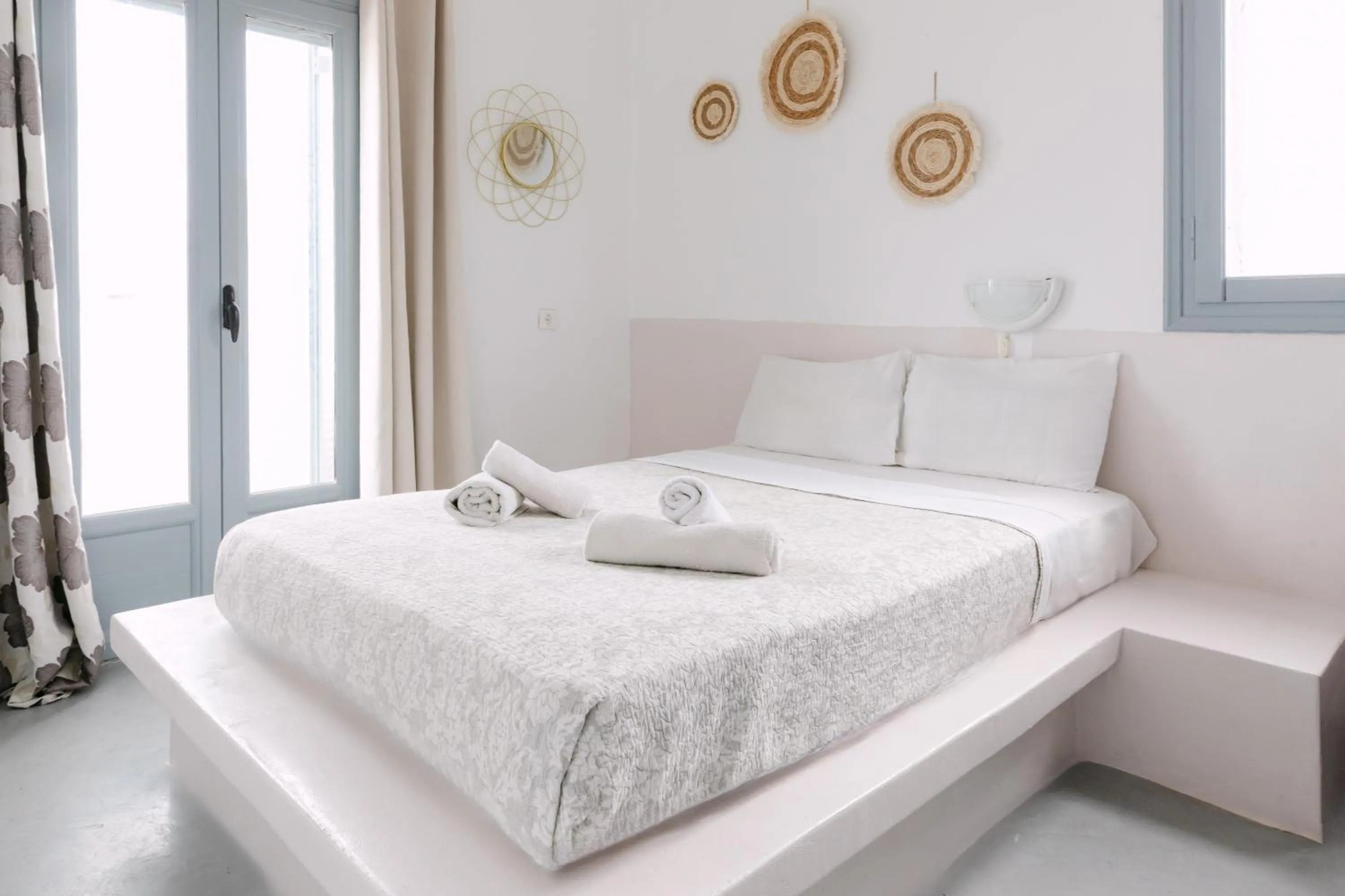 Bedroom, Bed in Seven Grapes - Karterados