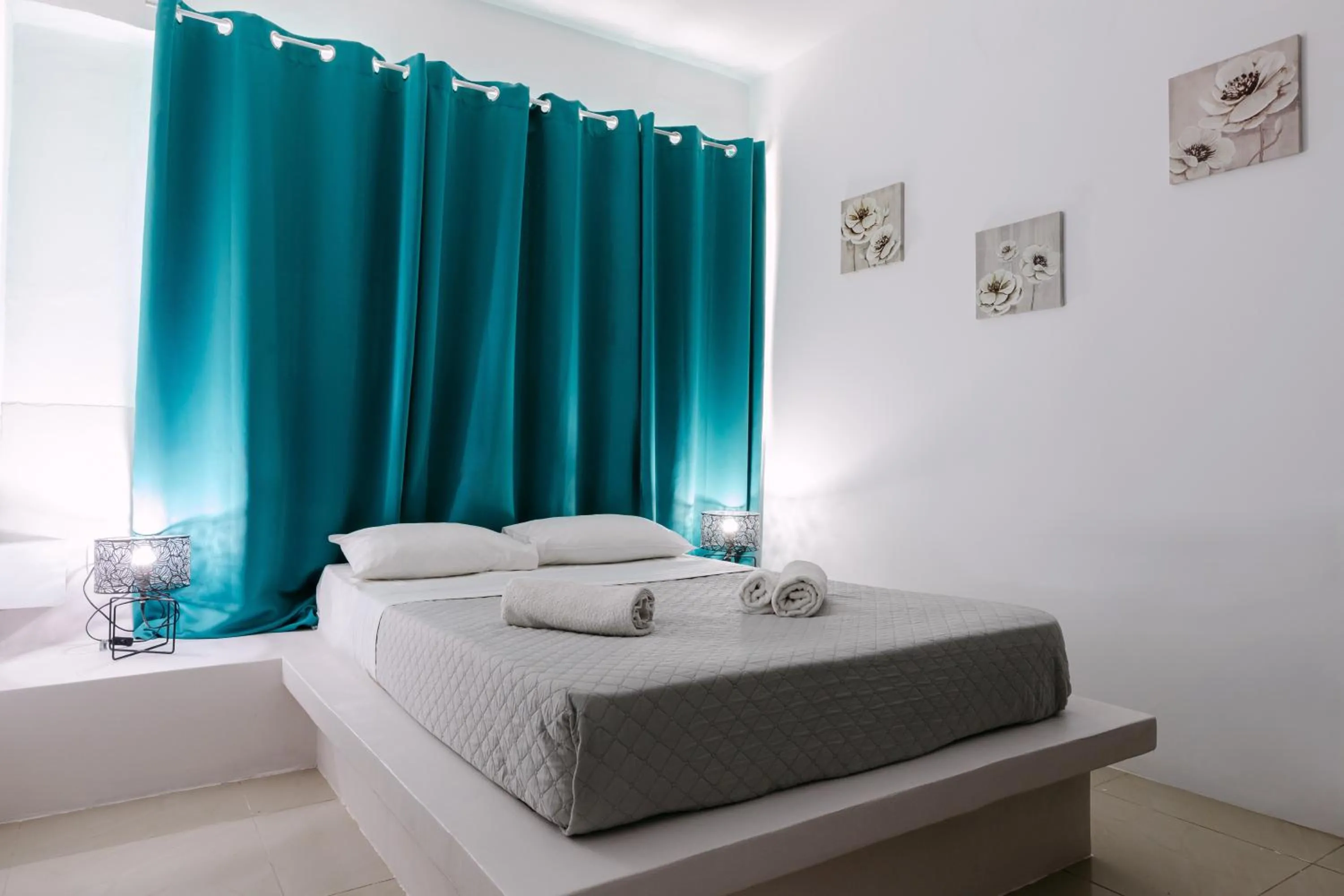 Bedroom, Bed in Seven Grapes - Karterados